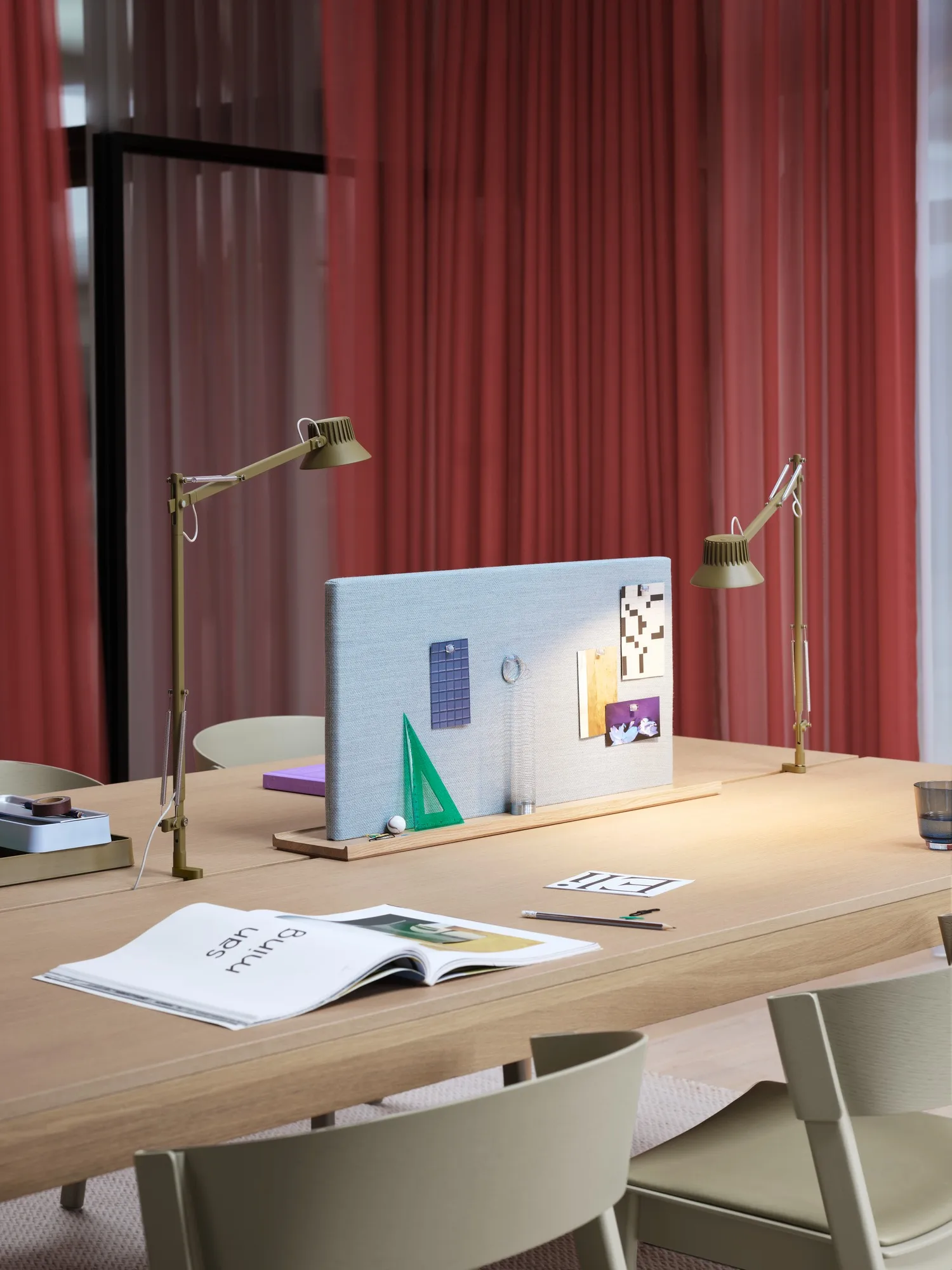 Lampa stołowa z klamrą Dedicate L2, Brown Green Muuto