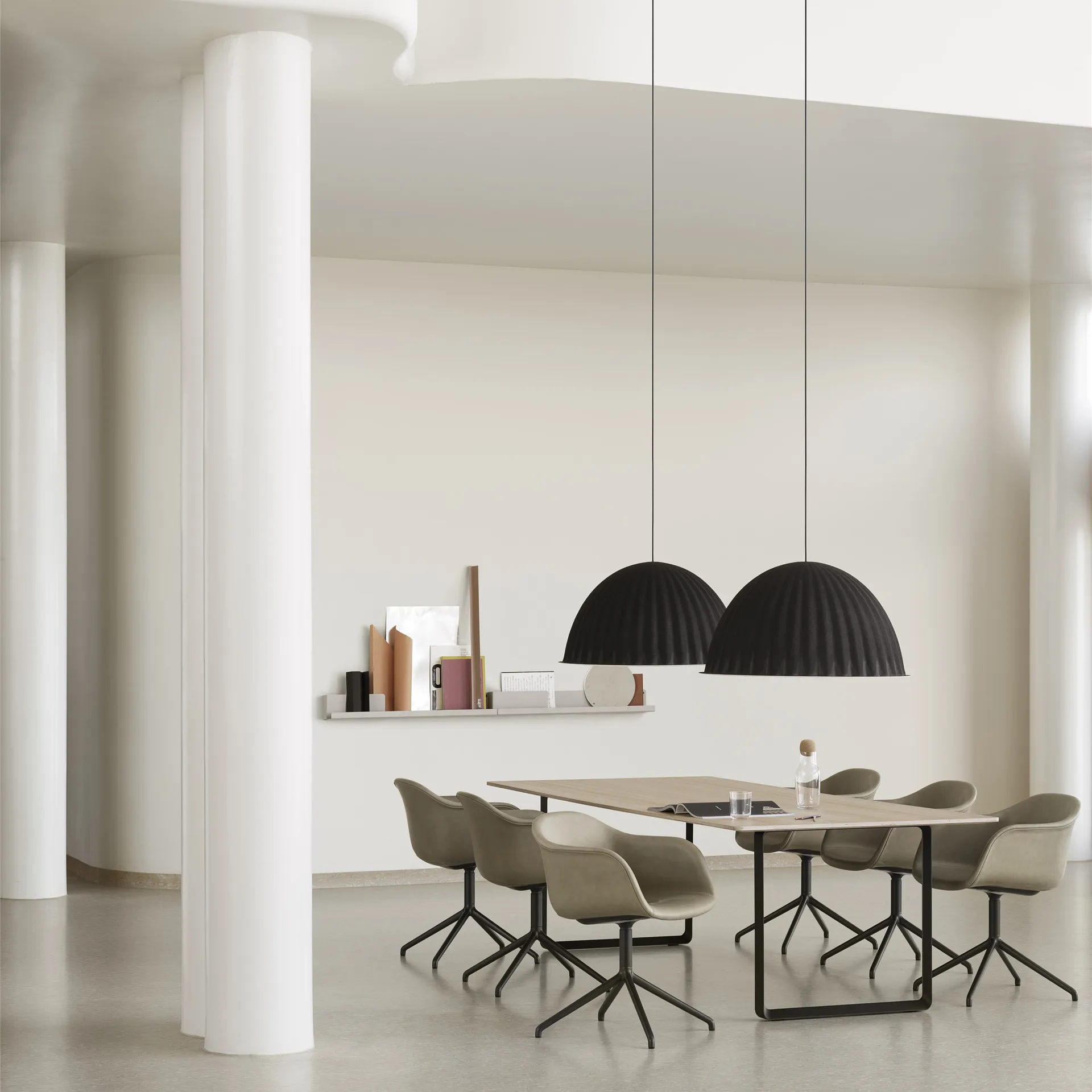 Lampa sufitowa Under the bell Ø 82 cm, czarny Muuto