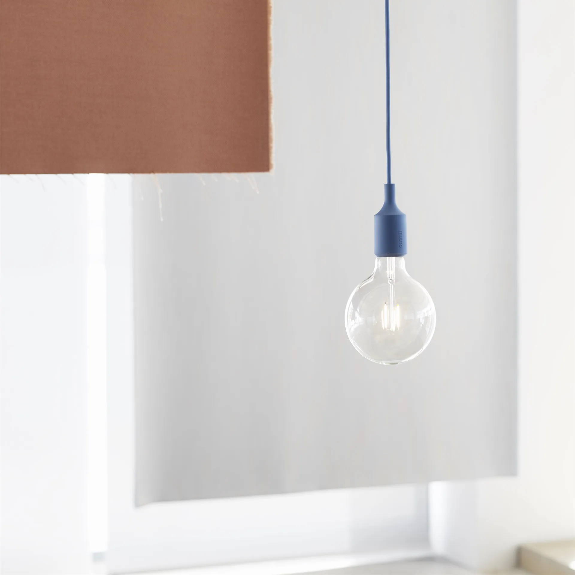 Lampa wisząca E 27, pale blue (niebieski) Muuto