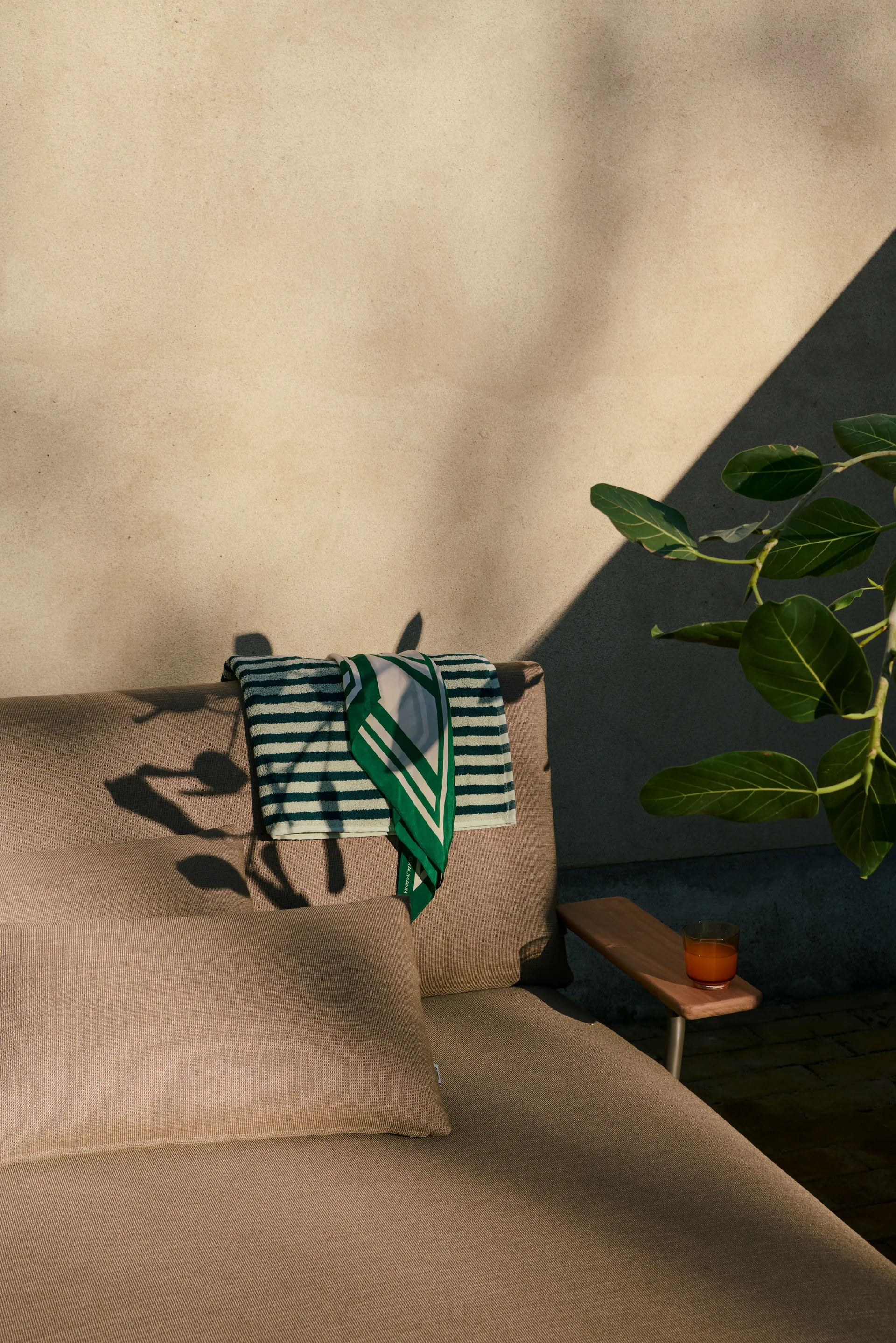 Leżanka Settle, Ribbed Weave 5-taupe, z podłokietnikami Muuto