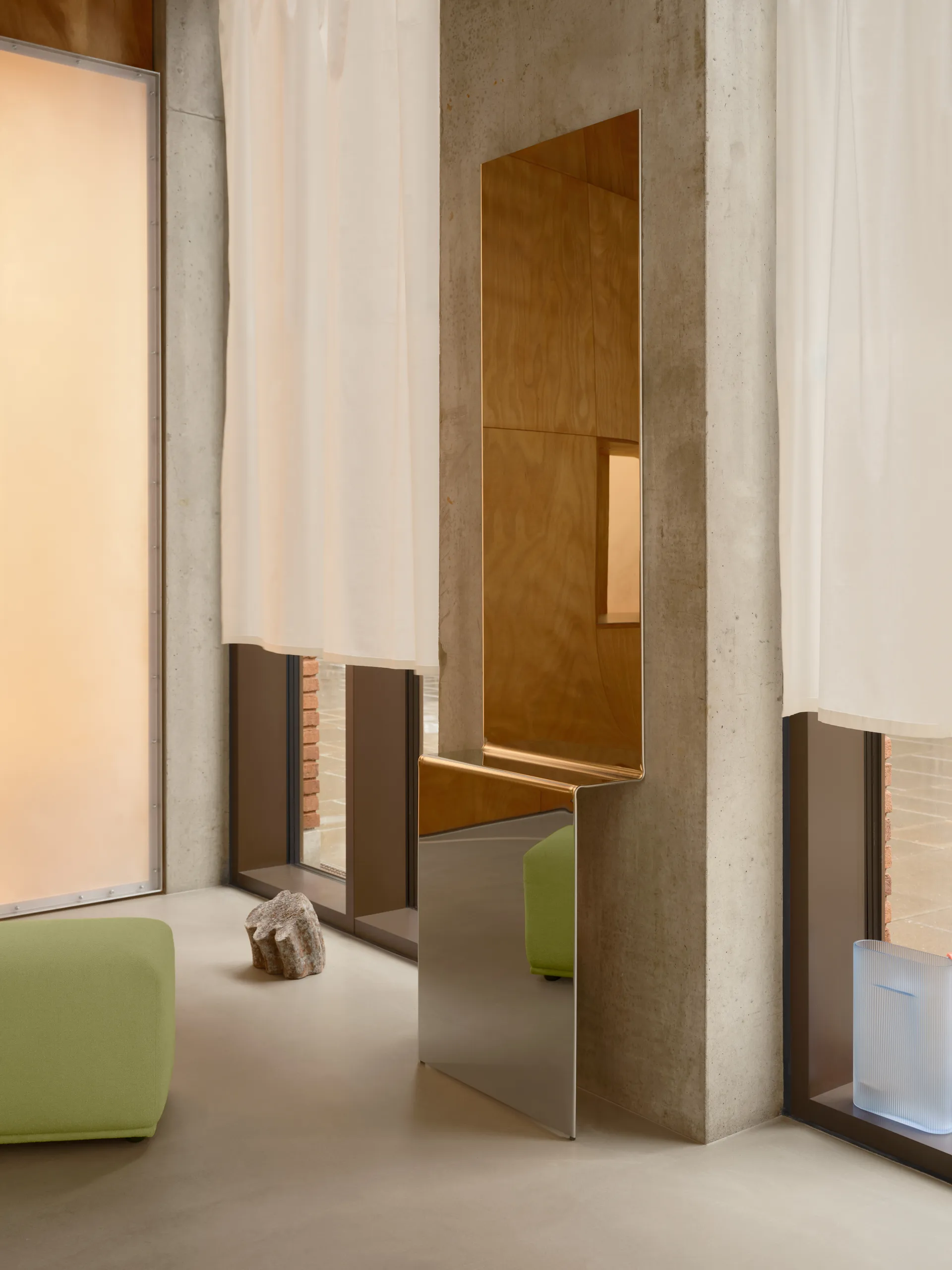 Lustro ścienne Pleat, Polerowana stal, 227×57 cm Muuto