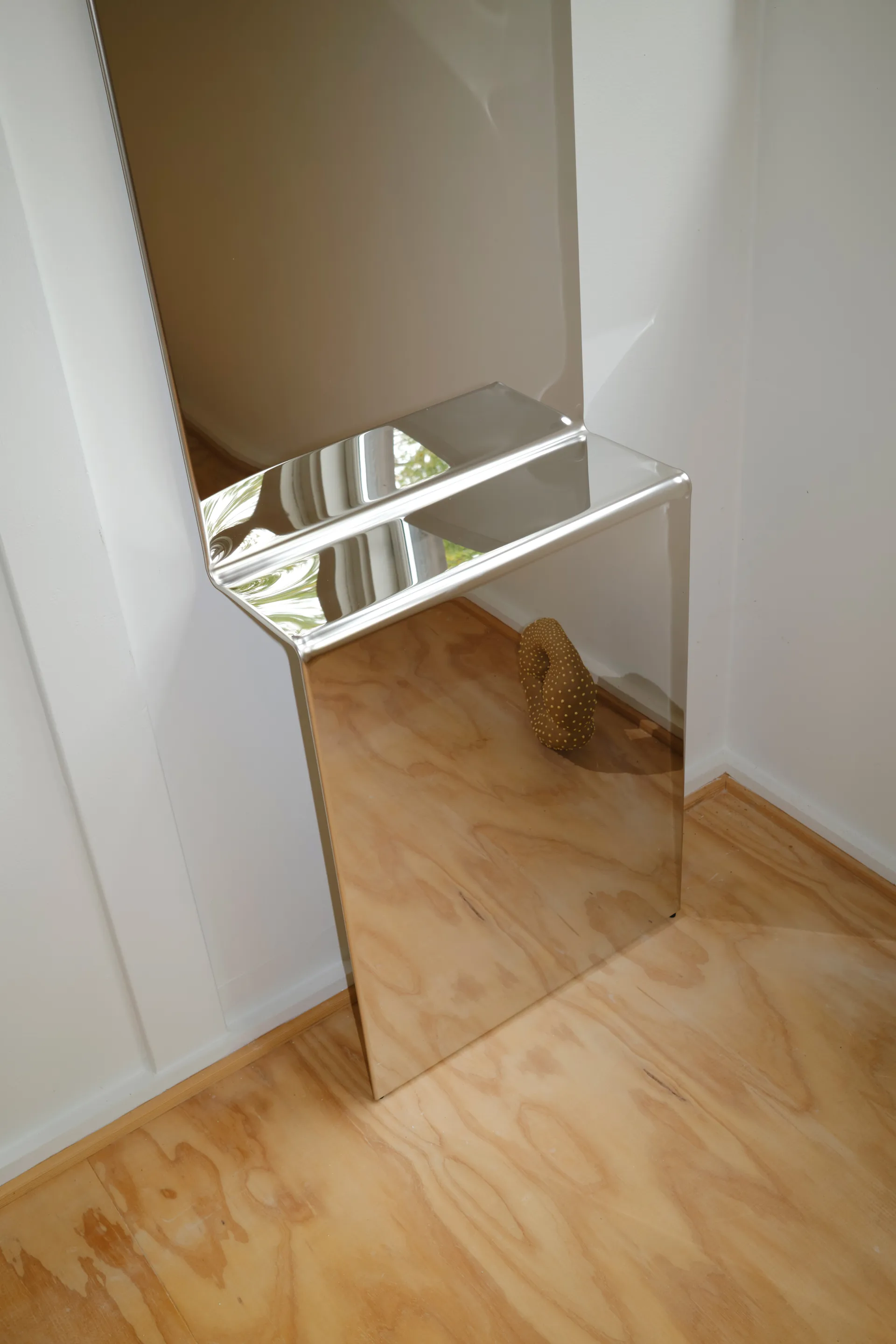 Lustro ścienne Pleat, Polerowana stal, 227×57 cm Muuto