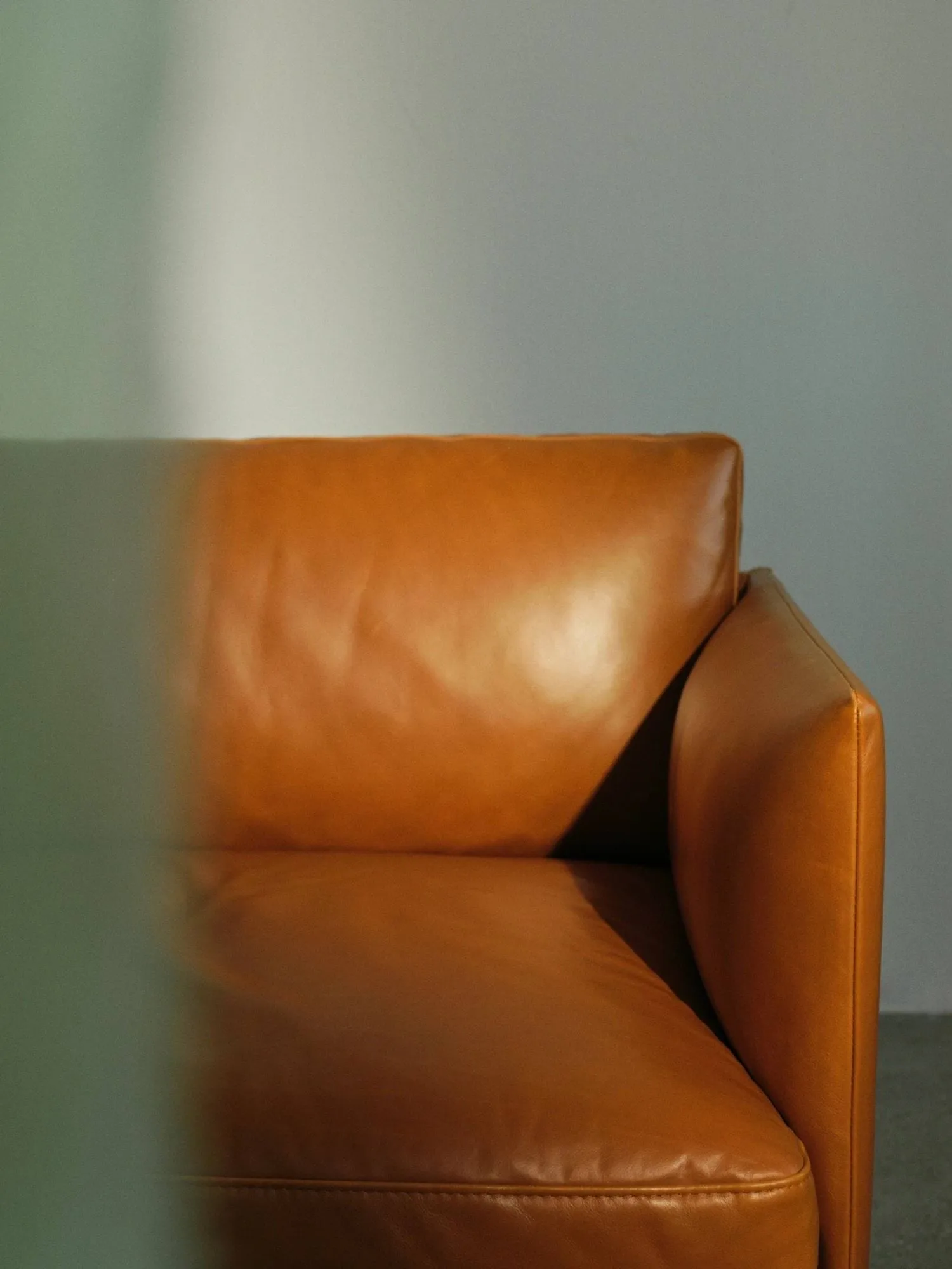 Outline sofa 3-osobowa skóra, Cognac-czarne nogi Muuto