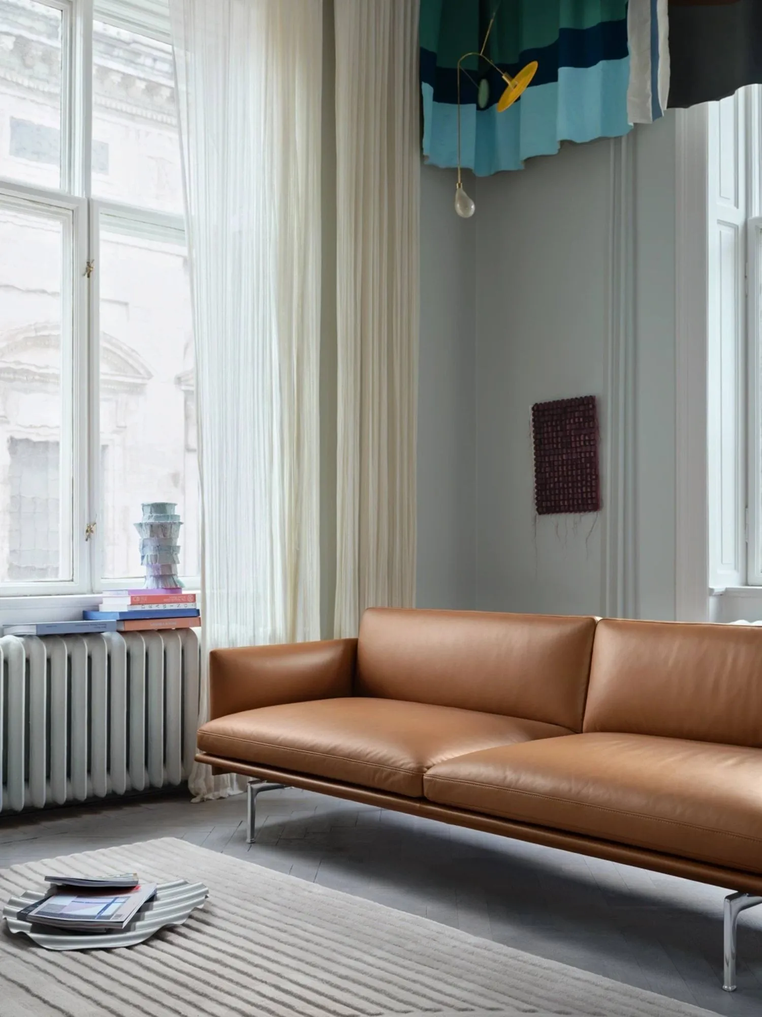 Outline sofa 3-osobowa skóra, Cognac-czarne nogi Muuto
