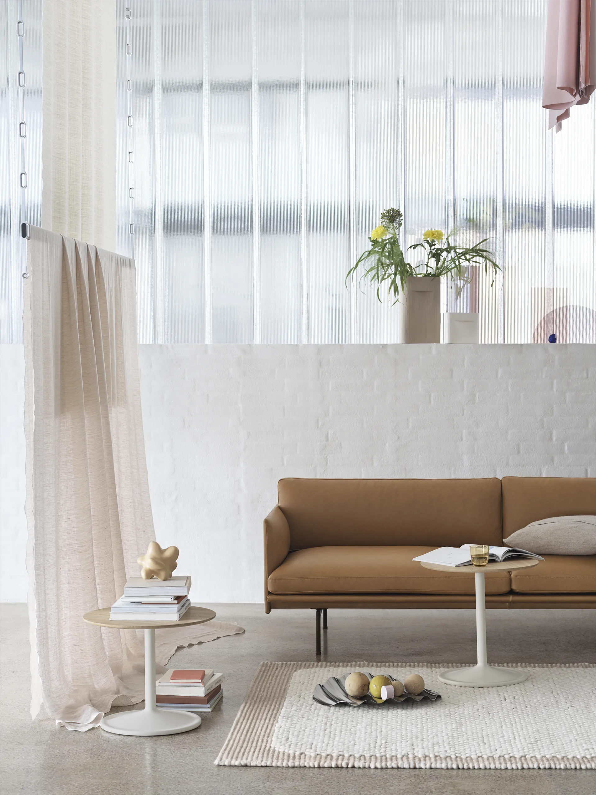 Outline sofa 3-osobowa skóra, Grace leather Camel-svarta ben Muuto