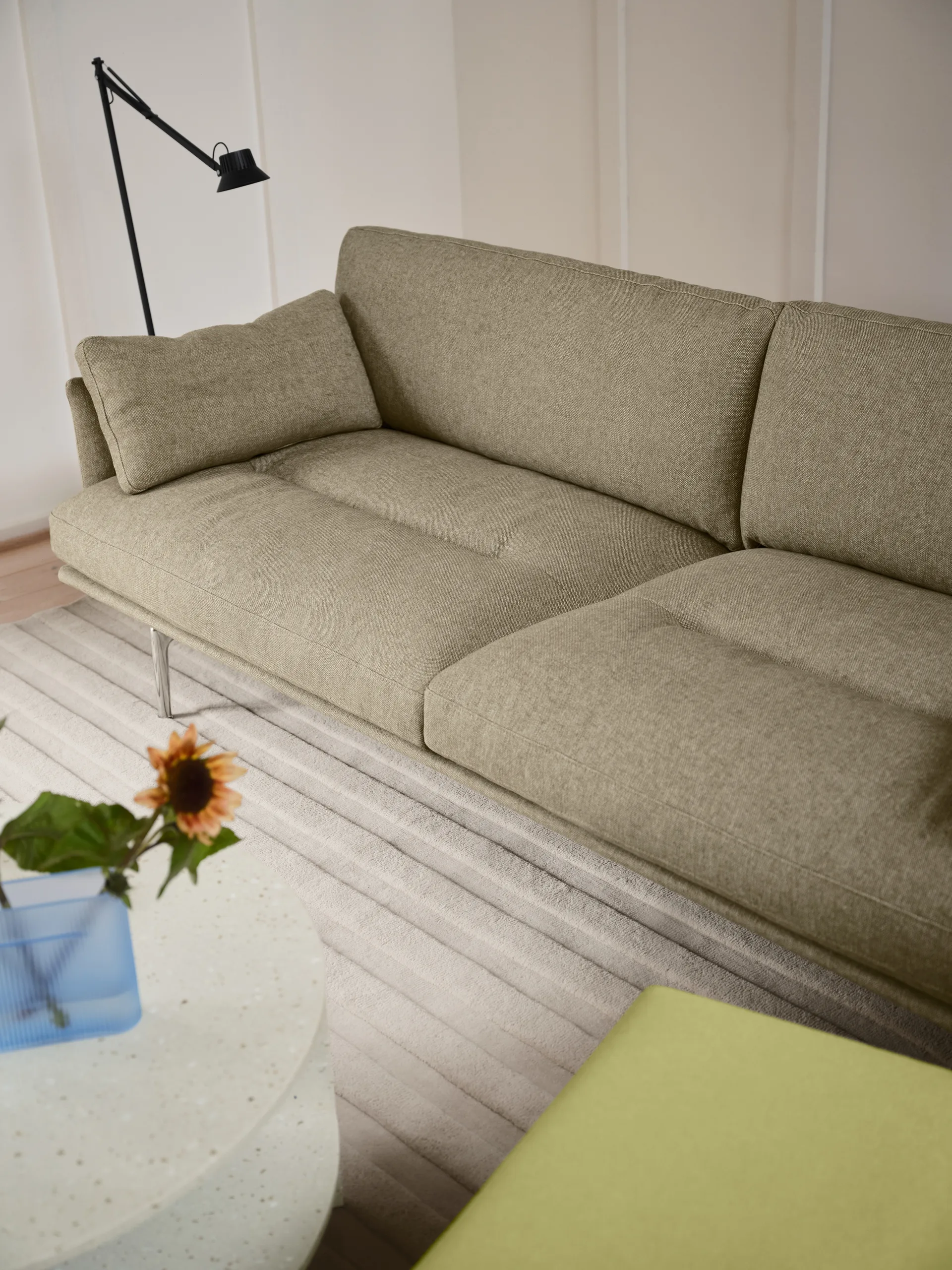 Sofa Outline Soft , Clay 15-aluminiowe nogi, 3-osobowa Muuto