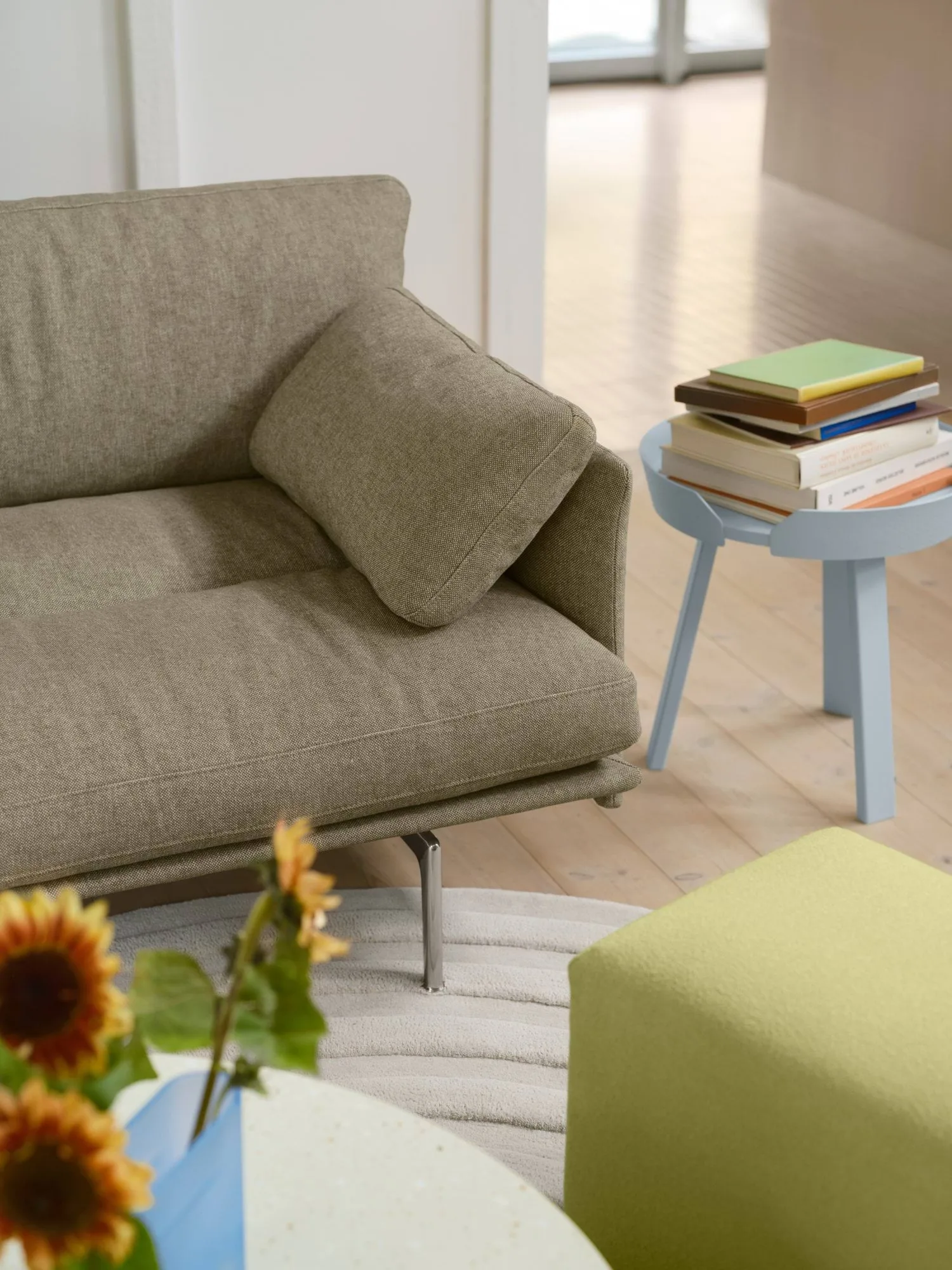 Sofa Outline Soft , Clay 15-aluminiowe nogi, 3-osobowa Muuto