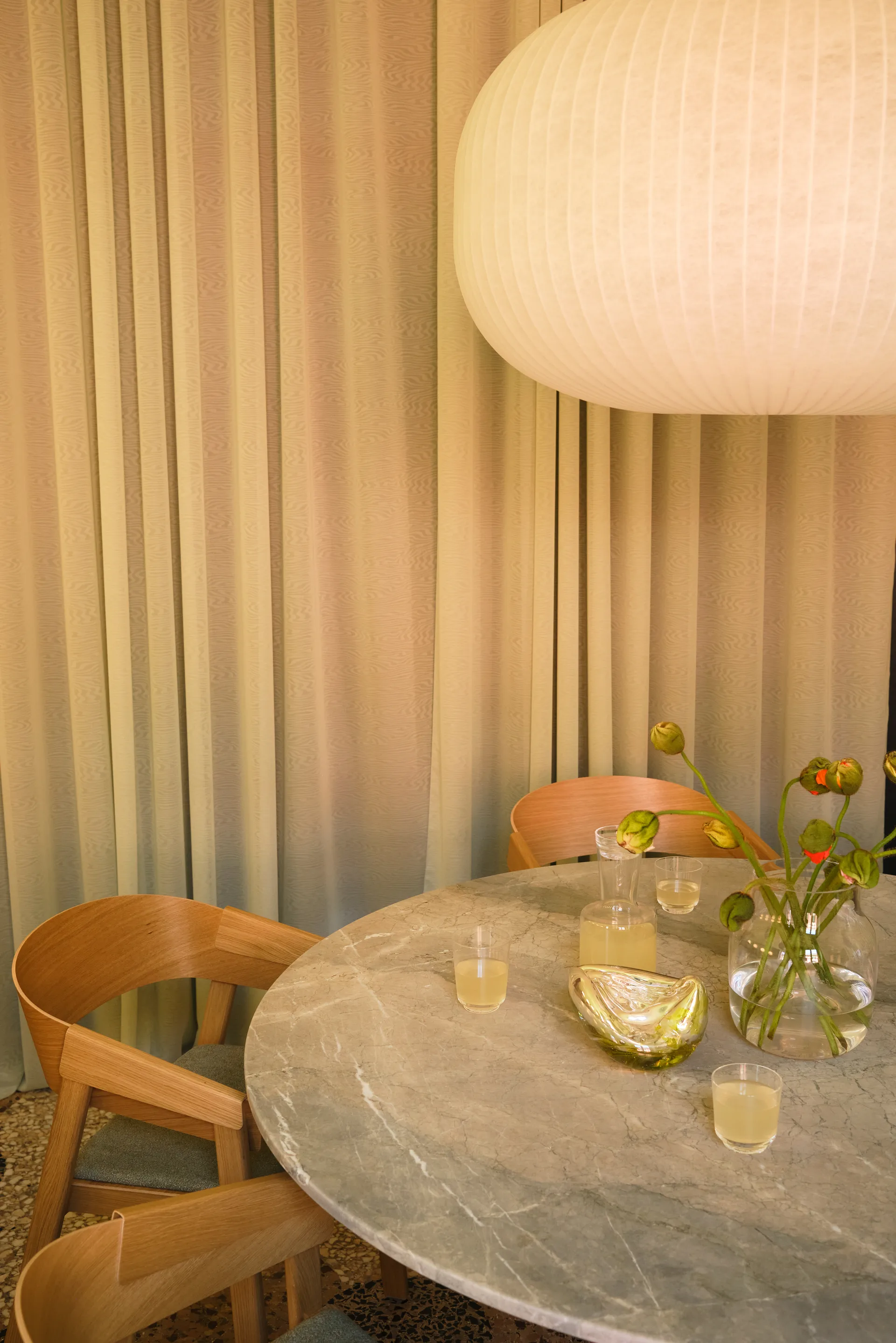 Stół na jednej nodze Midst, Grey marble-grey, Ø140 cm Muuto