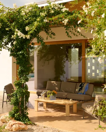 Stolik kawowy Assemble - Drewno tekowe, 135×55 cm - Muuto