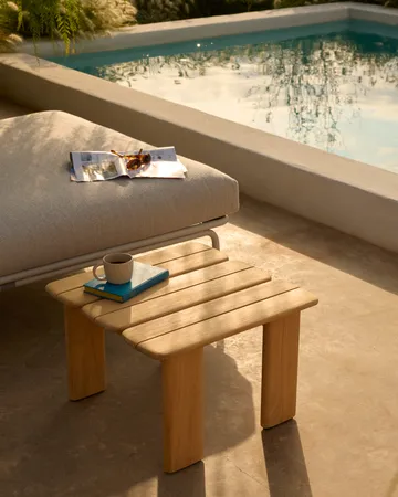 Stolik kawowy Assemble - Drewno tekowe, 55x55 cm - Muuto