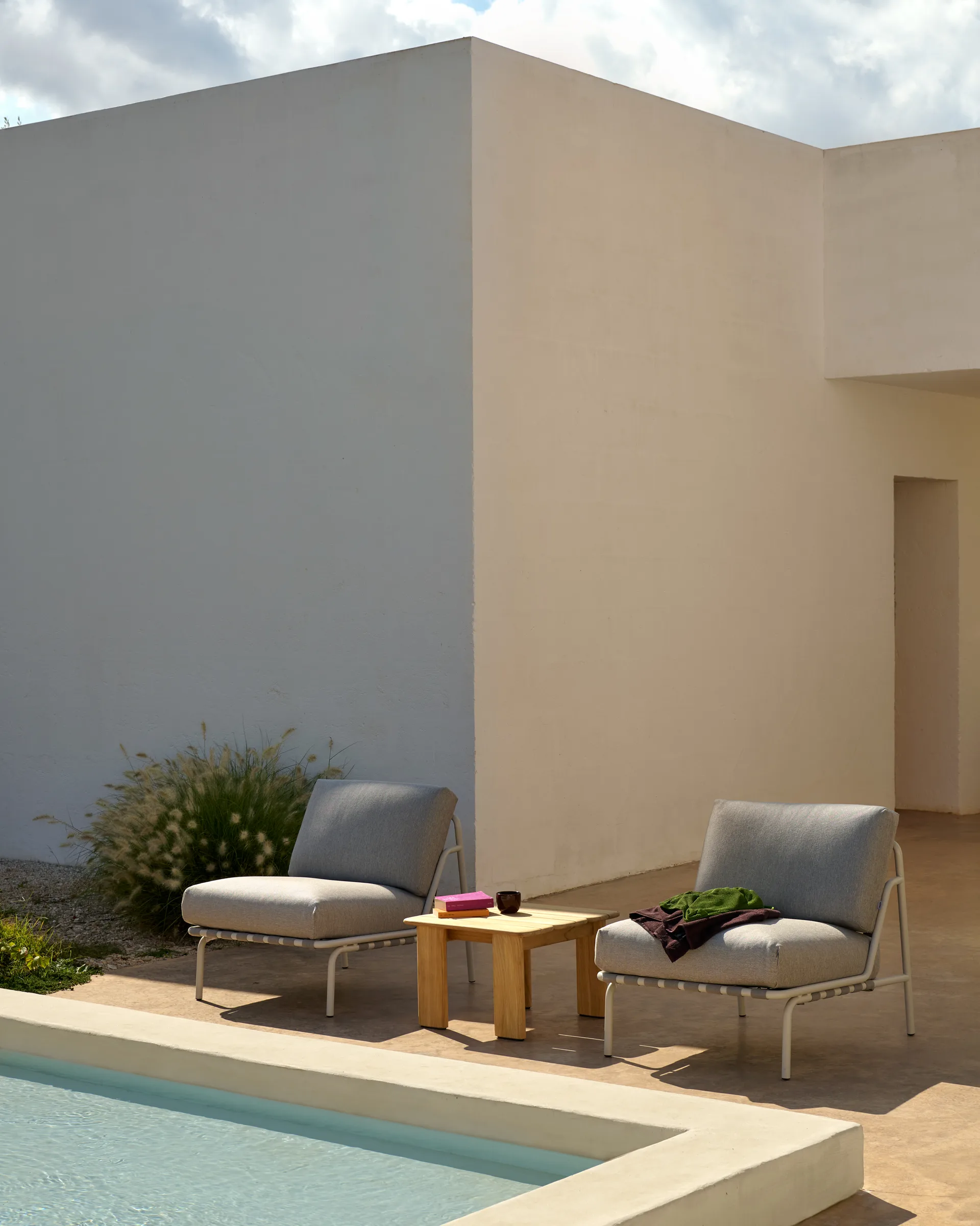 Stolik kawowy Assemble, Drewno tekowe, 55x55 cm Muuto