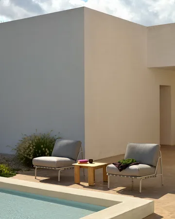 Stolik kawowy Assemble - Drewno tekowe, 55x55 cm - Muuto