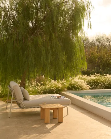 Stolik kawowy Assemble - Drewno tekowe, 55x55 cm - Muuto