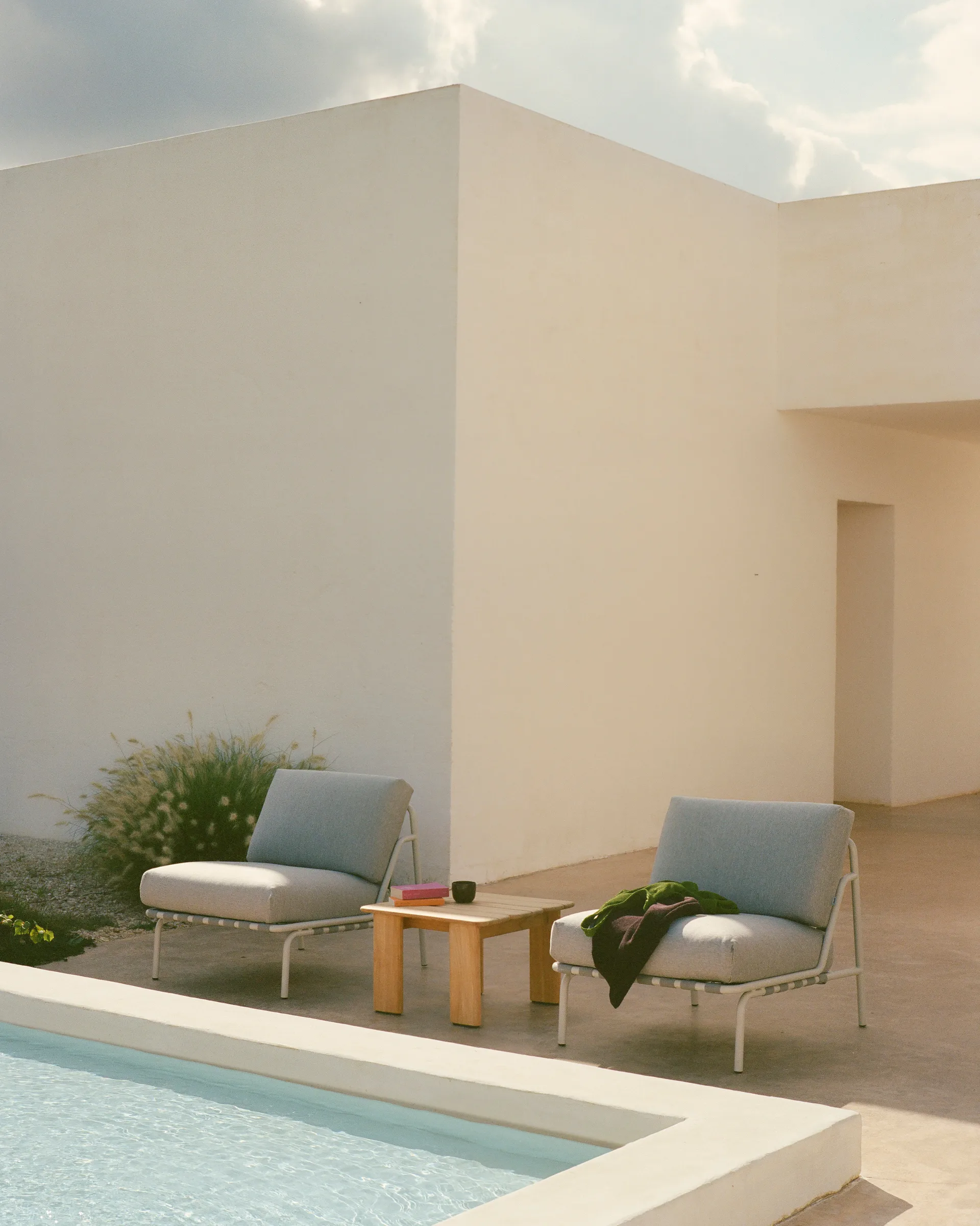 Stolik kawowy Assemble, Drewno tekowe, 55x55 cm Muuto