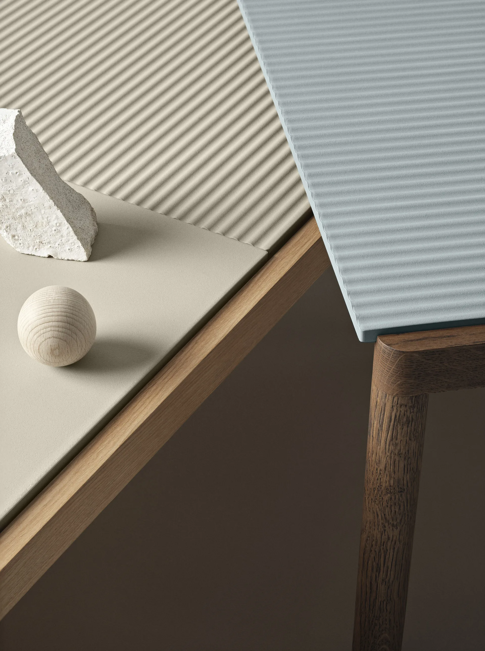 Stolik kawowy Couple 1 Wavy 40x84x40 cm, Pale blue-dark oiled oak Muuto