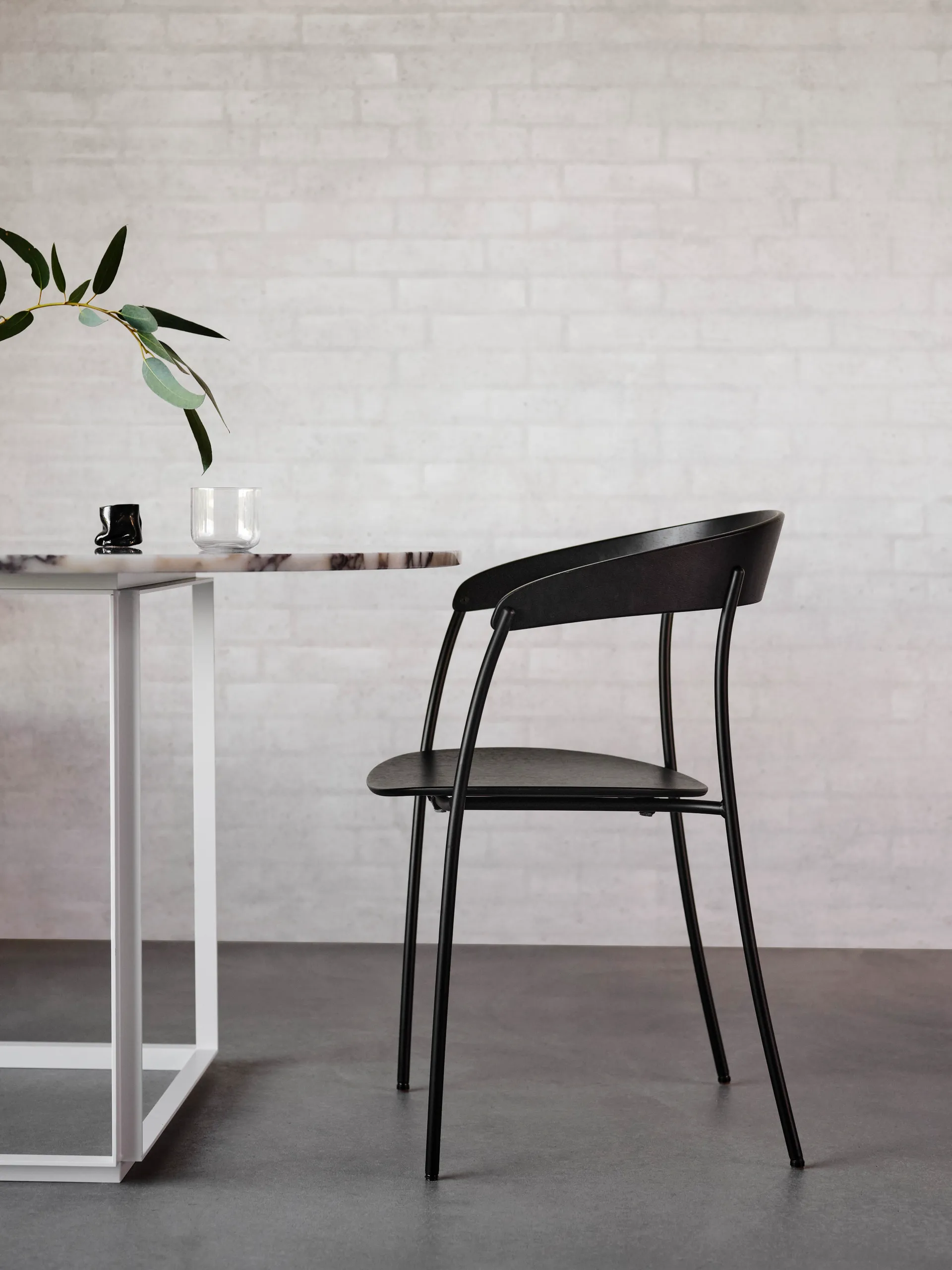 Fotel Missing, Czarny jesion New Works