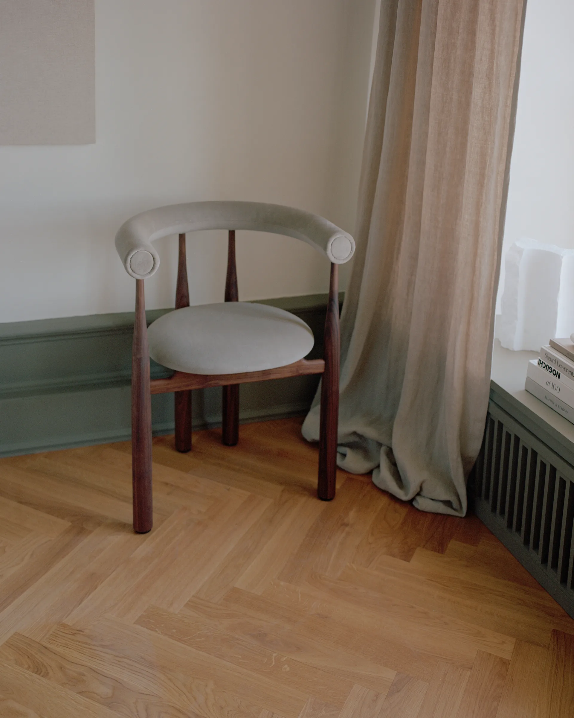 Krzesło z podłokietnikami Bukowski, Walnut, Megan 26 Beige New Works