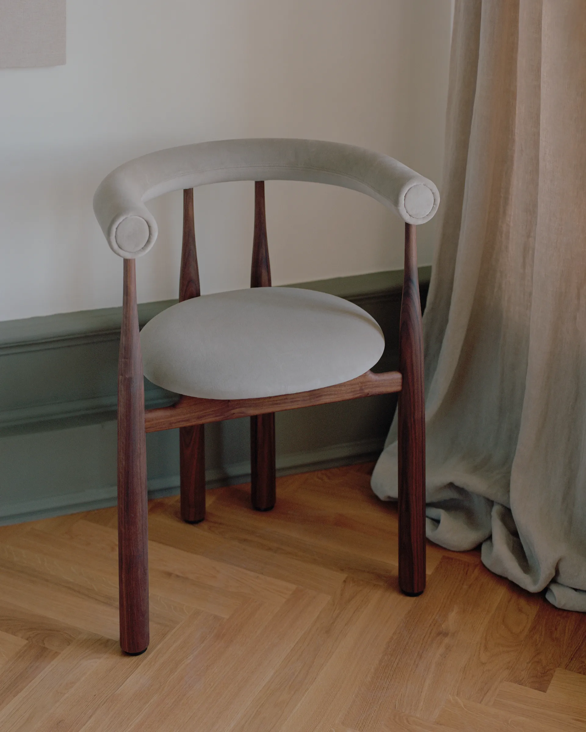 Krzesło z podłokietnikami Bukowski, Walnut, Megan 26 Beige New Works