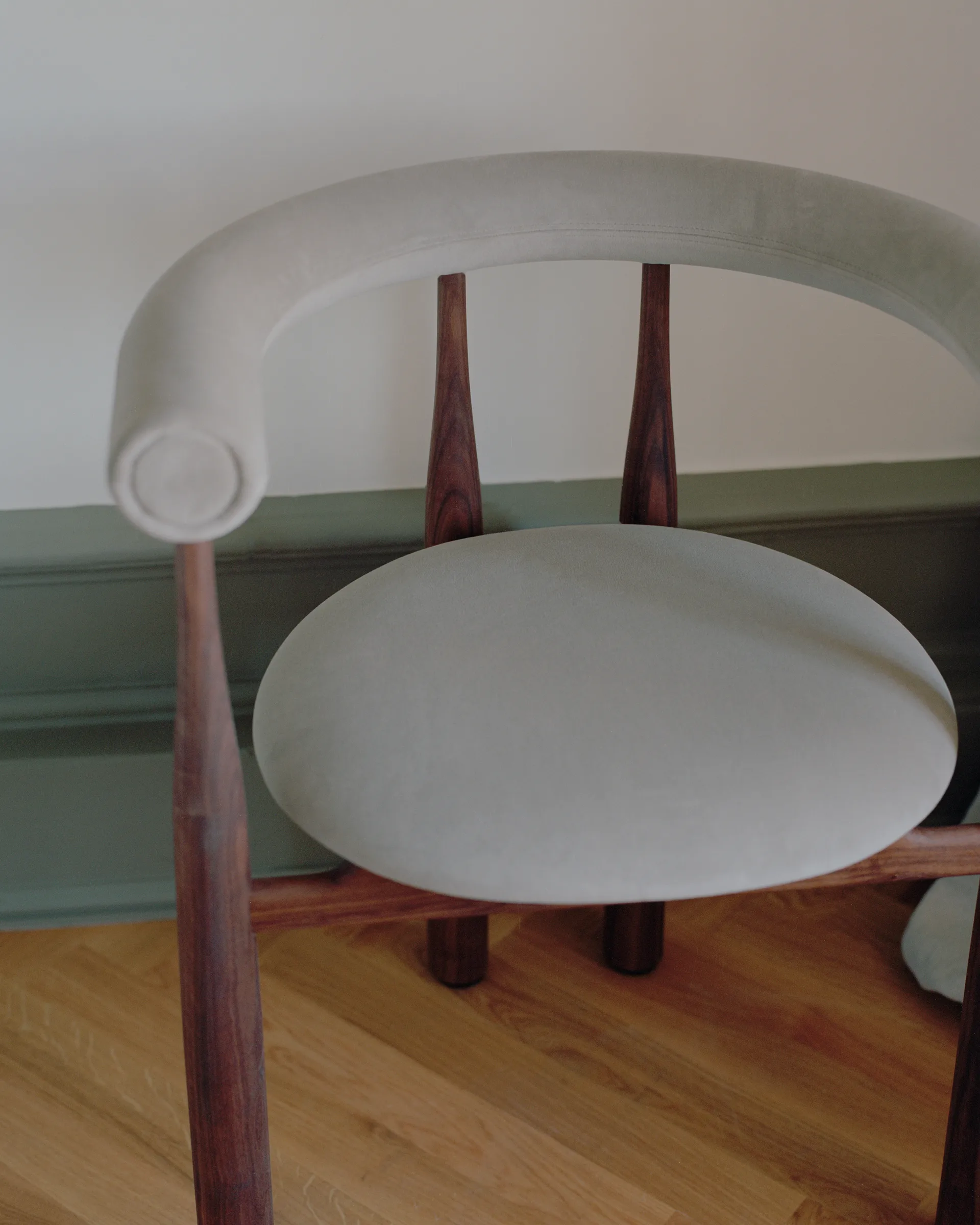 Krzesło z podłokietnikami Bukowski, Walnut, Megan 26 Beige New Works