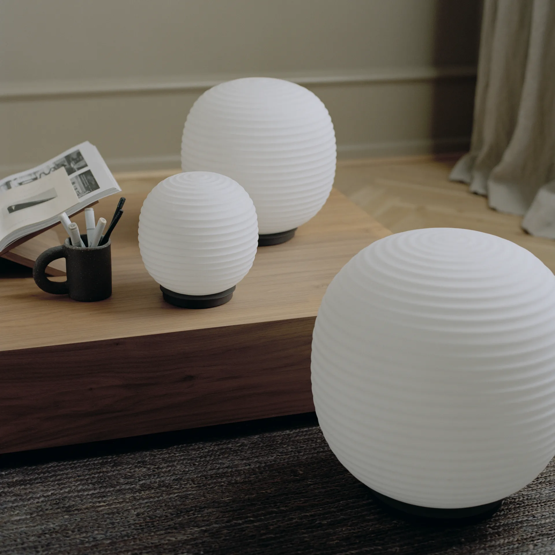 Lampa podłogowa Lantern Globe duża, Frosted white opal glass New Works