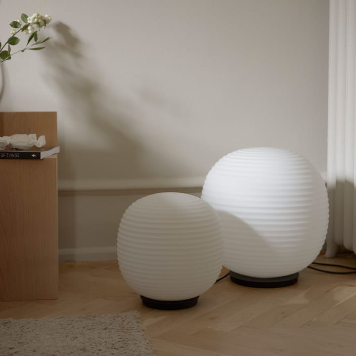 Lampa podłogowa Lantern Globe duża, Frosted white opal glass New Works
