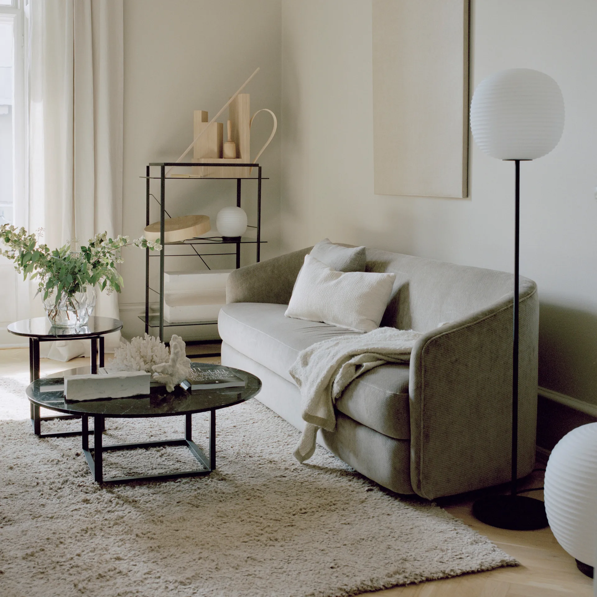 Lampa podłogowa Lantern średnia, Frosted white opal glass New Works