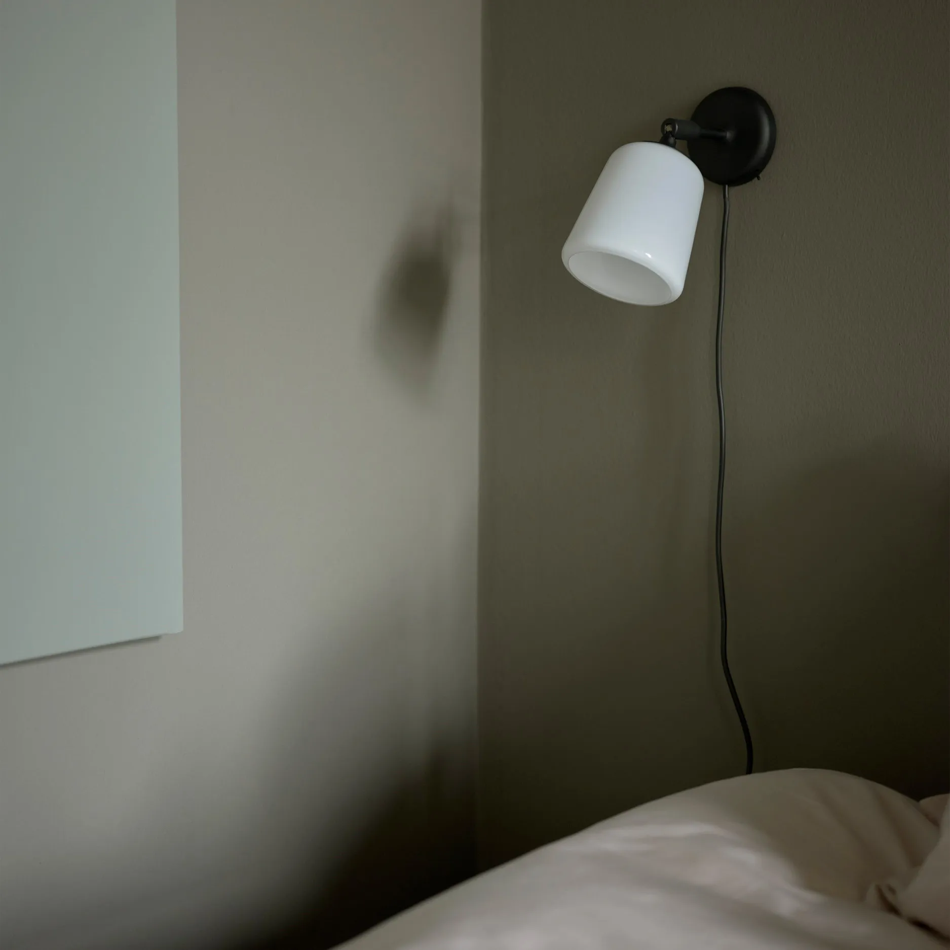 Lampa ścienna Material , Białe szkło opalowe New Works