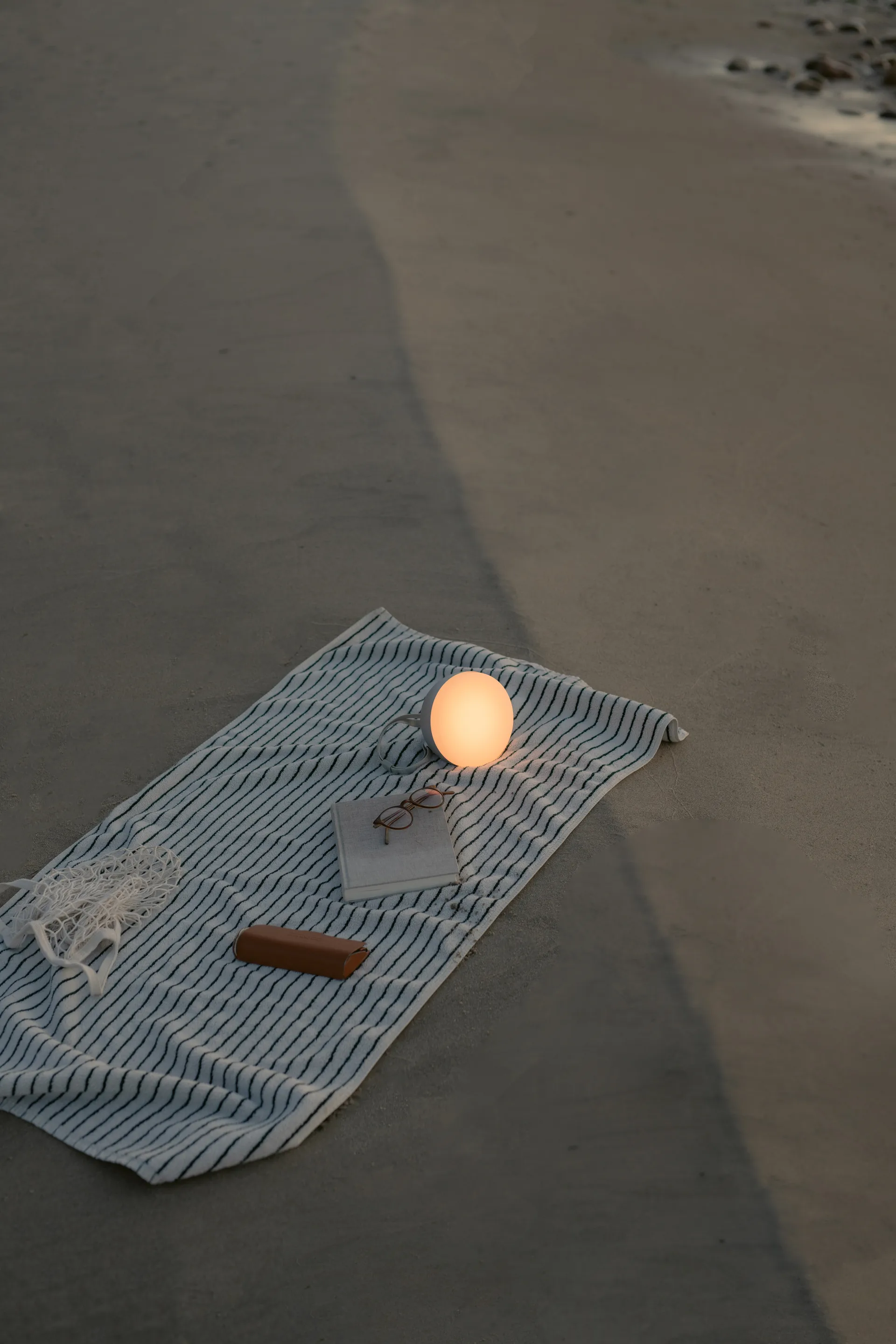 Lampa Sphere portable, Ciepła szarość New Works