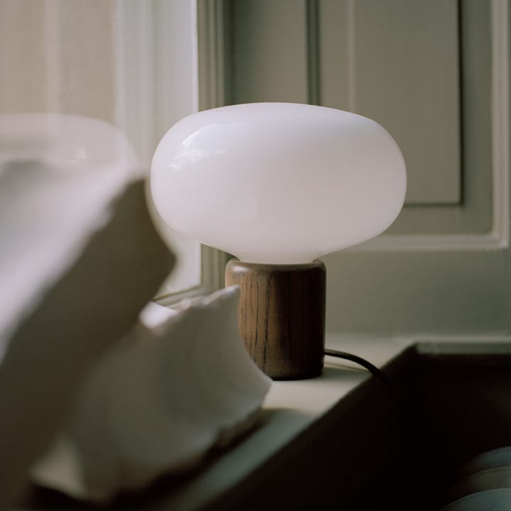Lampa stołowa Karl-Johan - Smoked oak-white opal glass - New Works