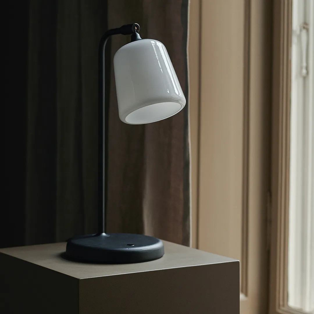 Lampa stołowa Material, Białe szkło opalowe New Works