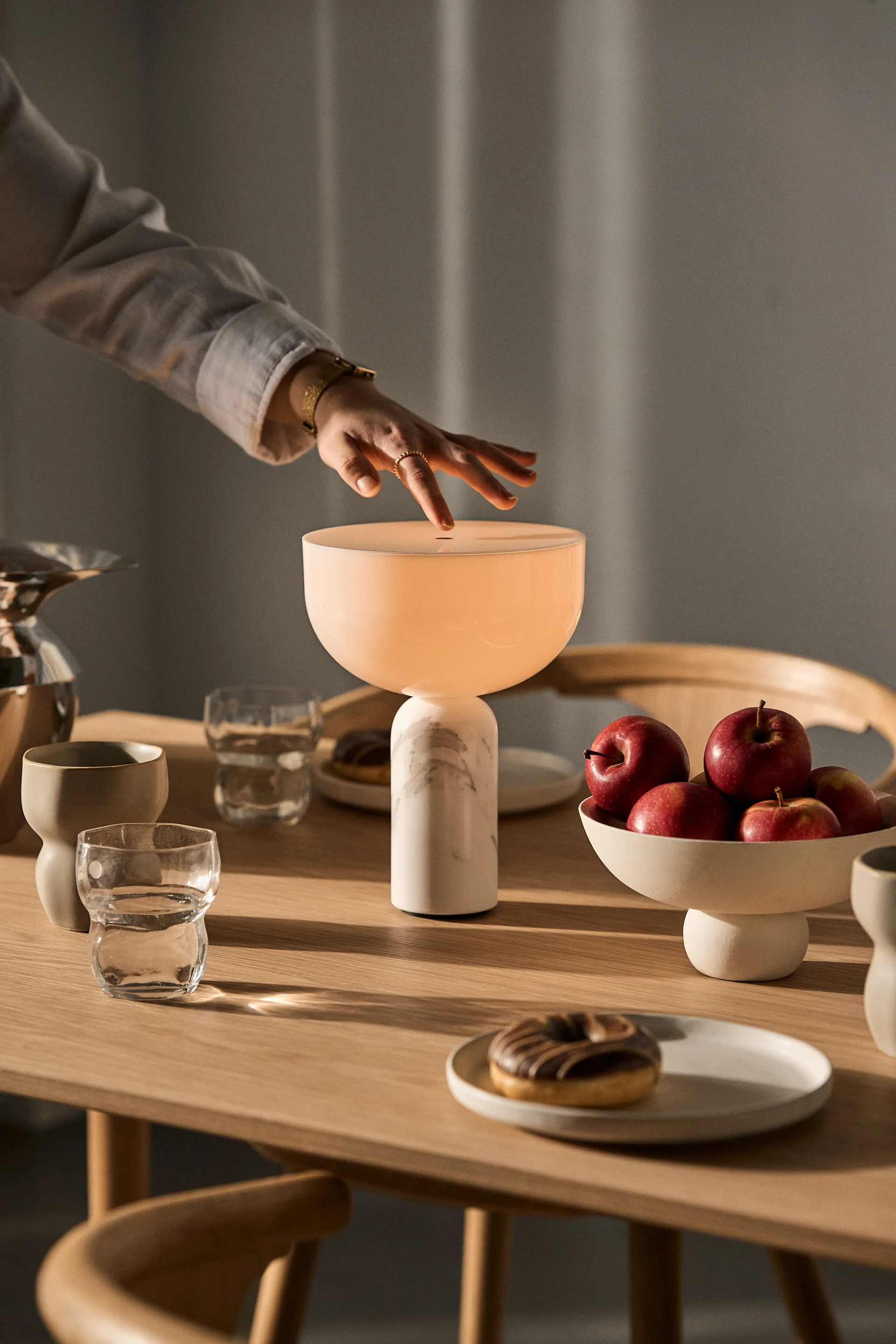 Lampa stołowa przenośna Kizu, Biały marmur New Works