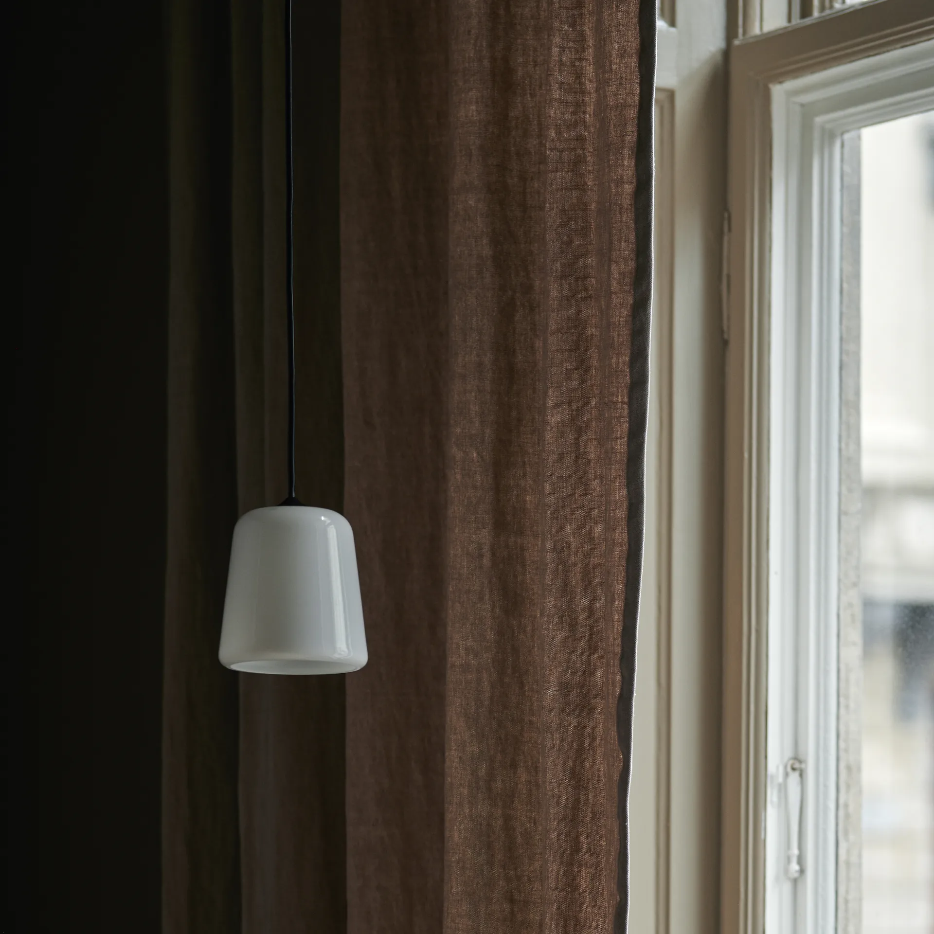 Lampa wisząca Material, Białe szkło opalowe New Works