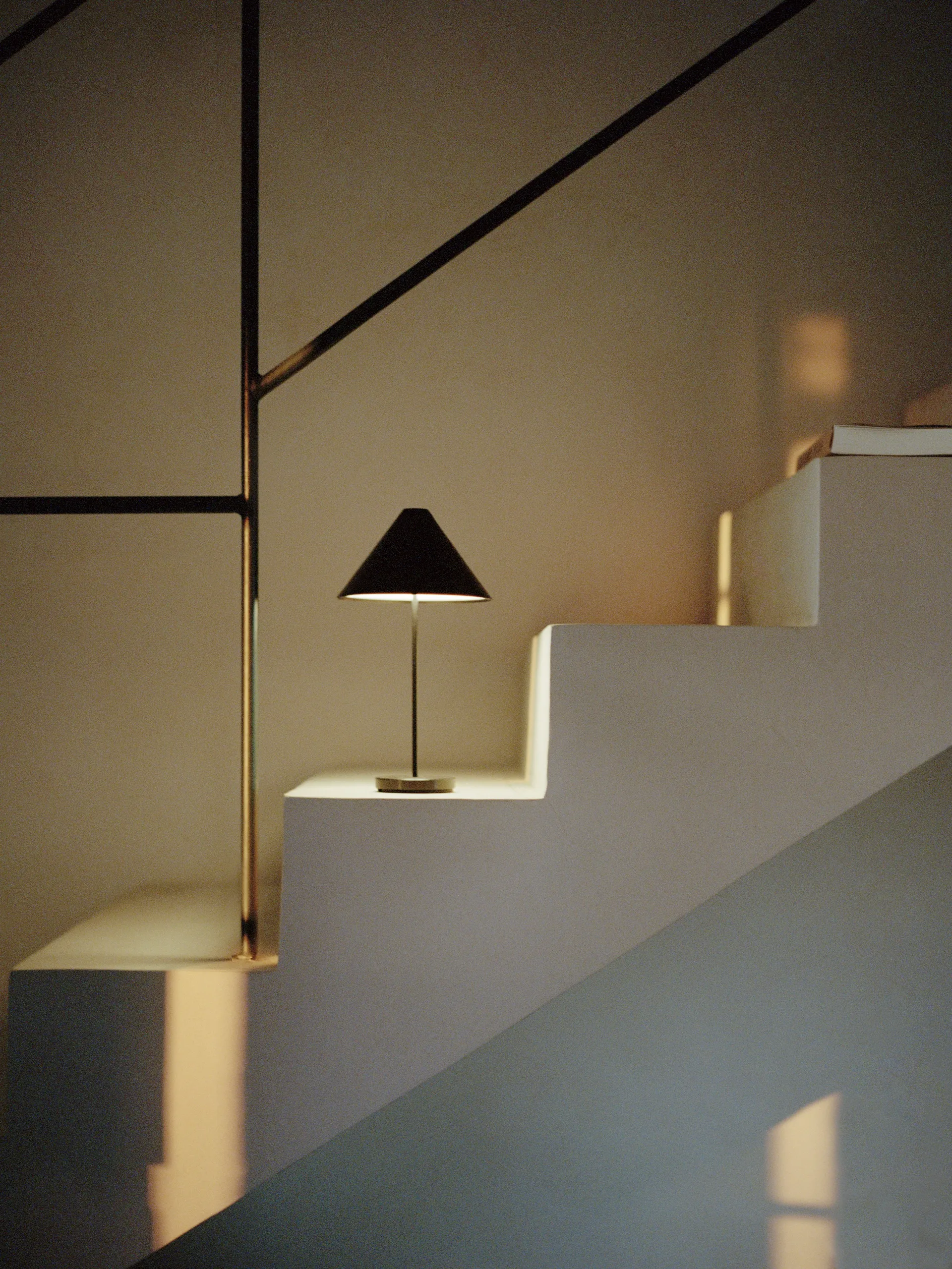 Przenośna lampa stołowa Brolly, Steel black New Works