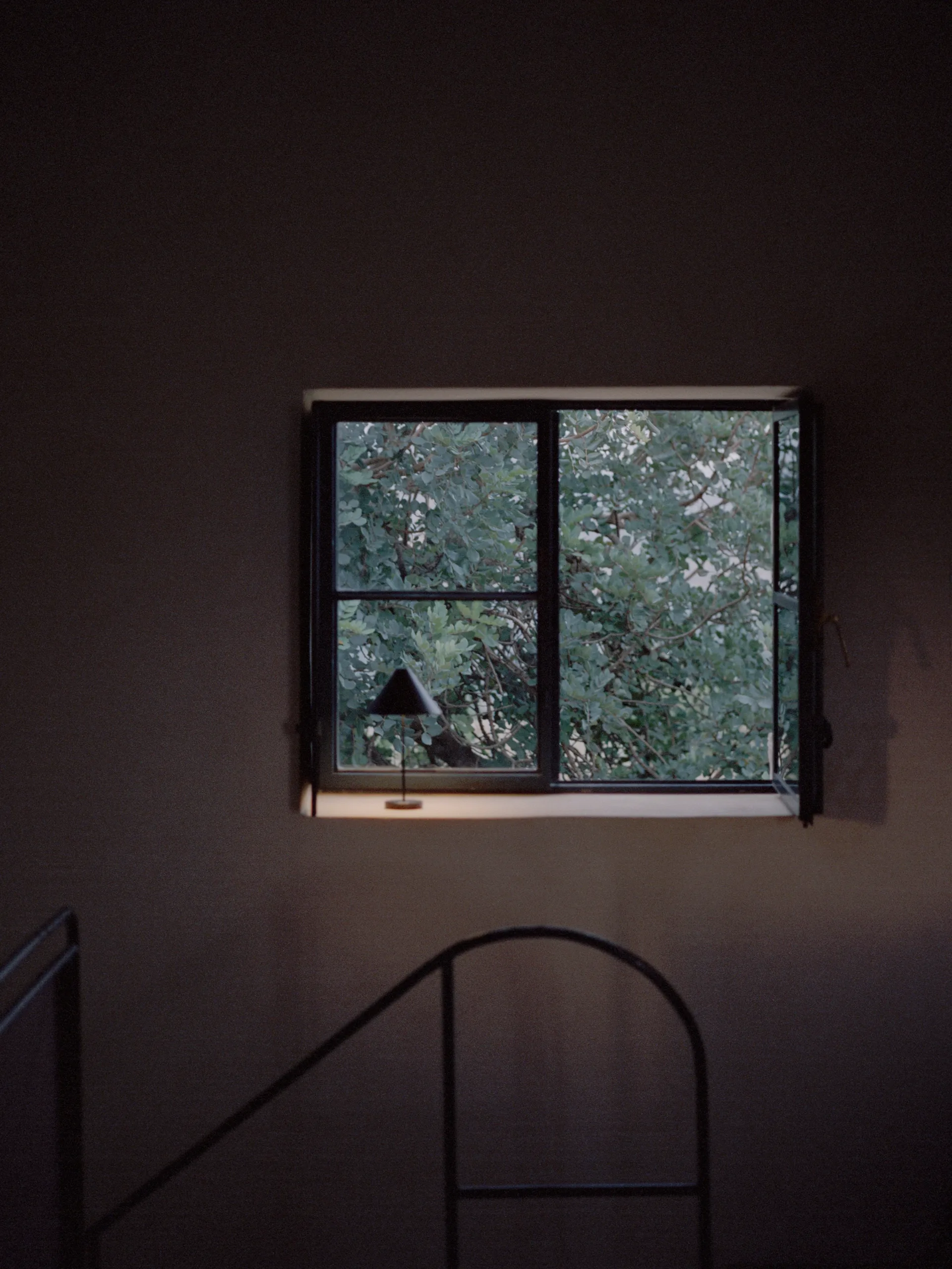 Przenośna lampa stołowa Brolly, Steel black New Works