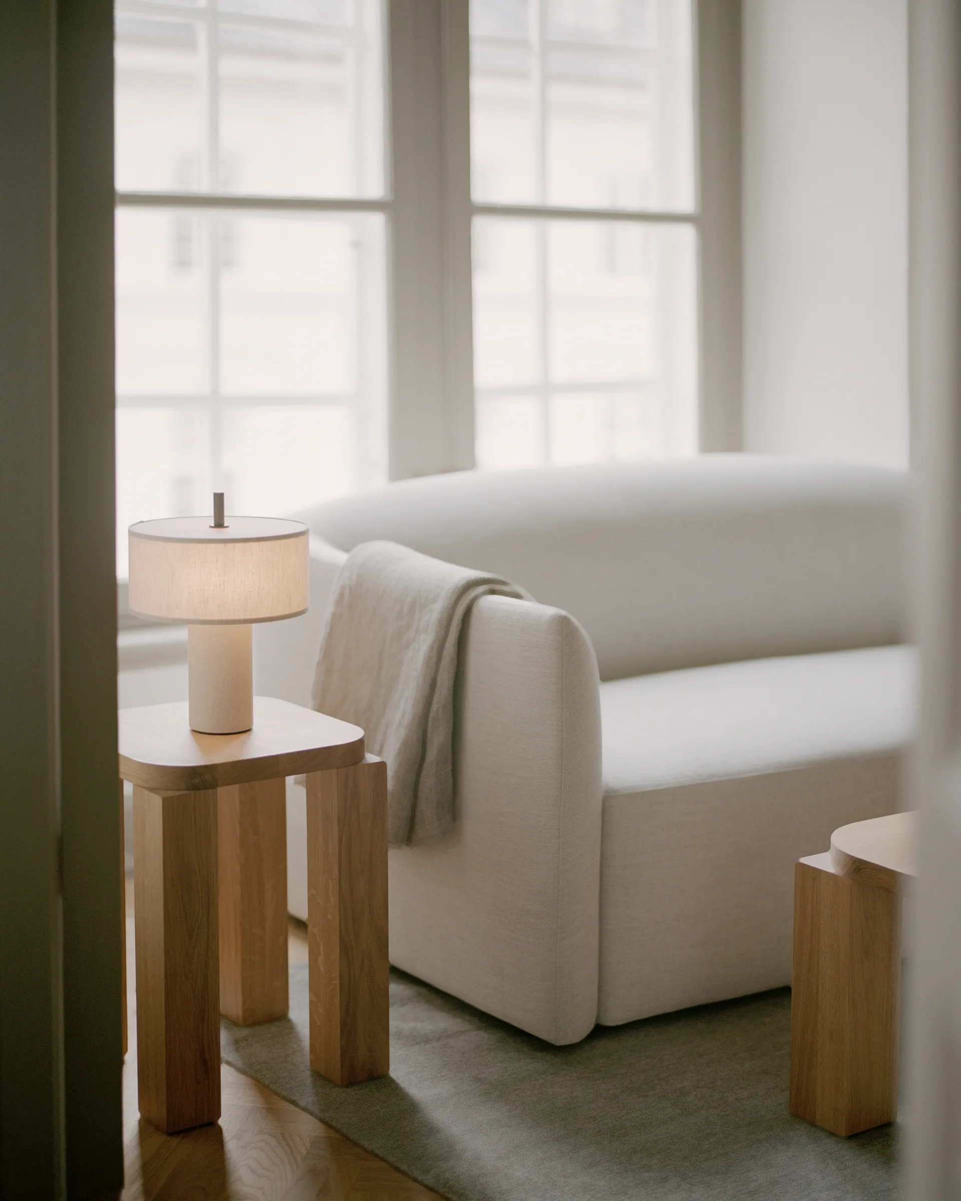 Przenośna lampa stołowa Margin, Beżowy New Works