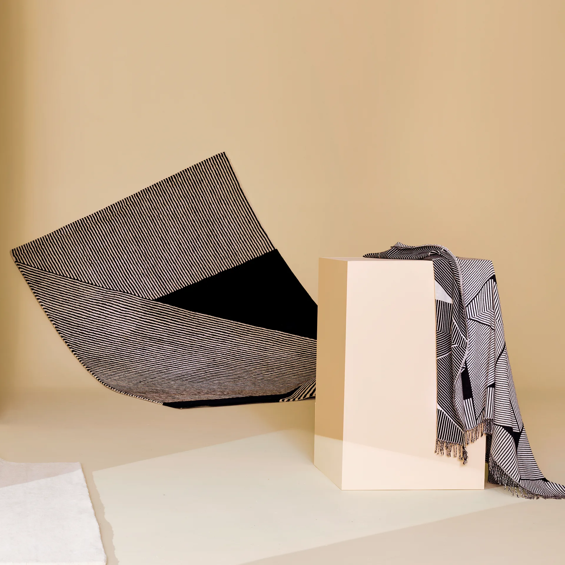 Dywan wełniany Stripes czarny, 170x240 cm NJRD