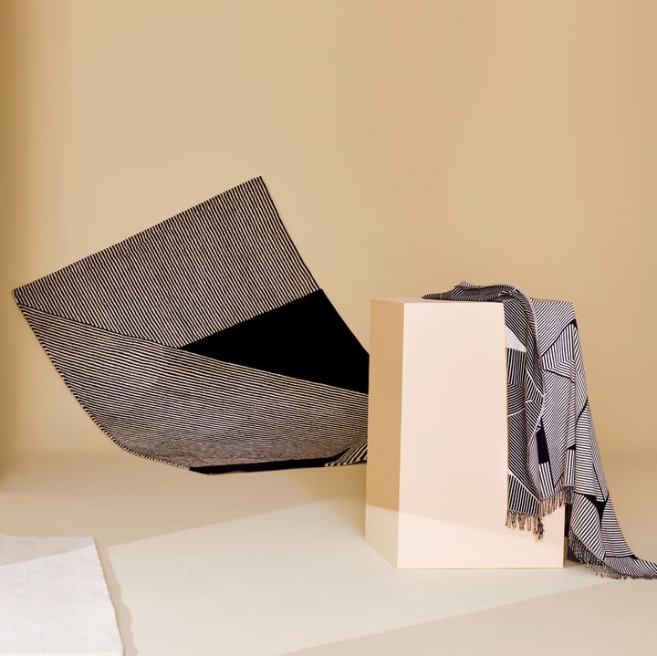 Dywan wełniany Stripes czarny, 170x240 cm NJRD