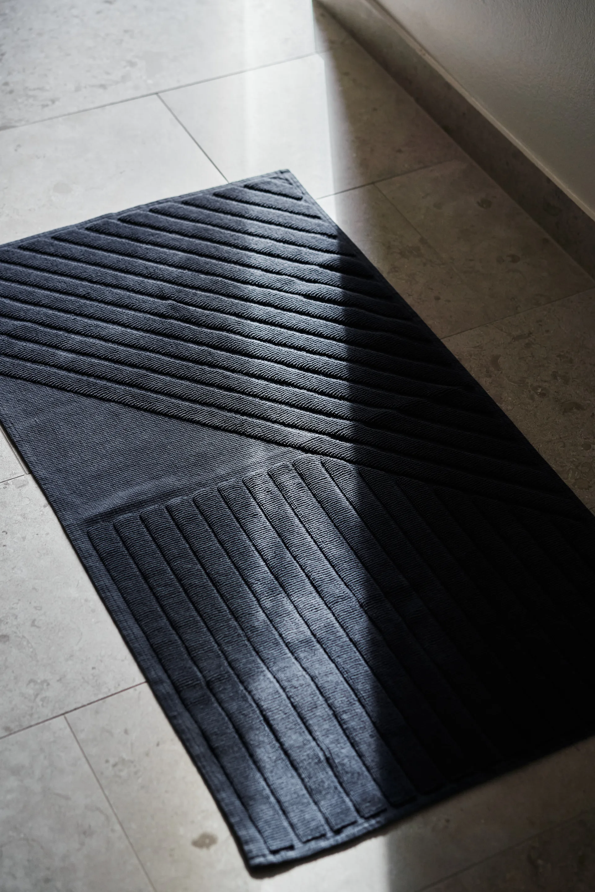 Mata łazienkowa Stripes 50x90 cm, Niebieski NJRD