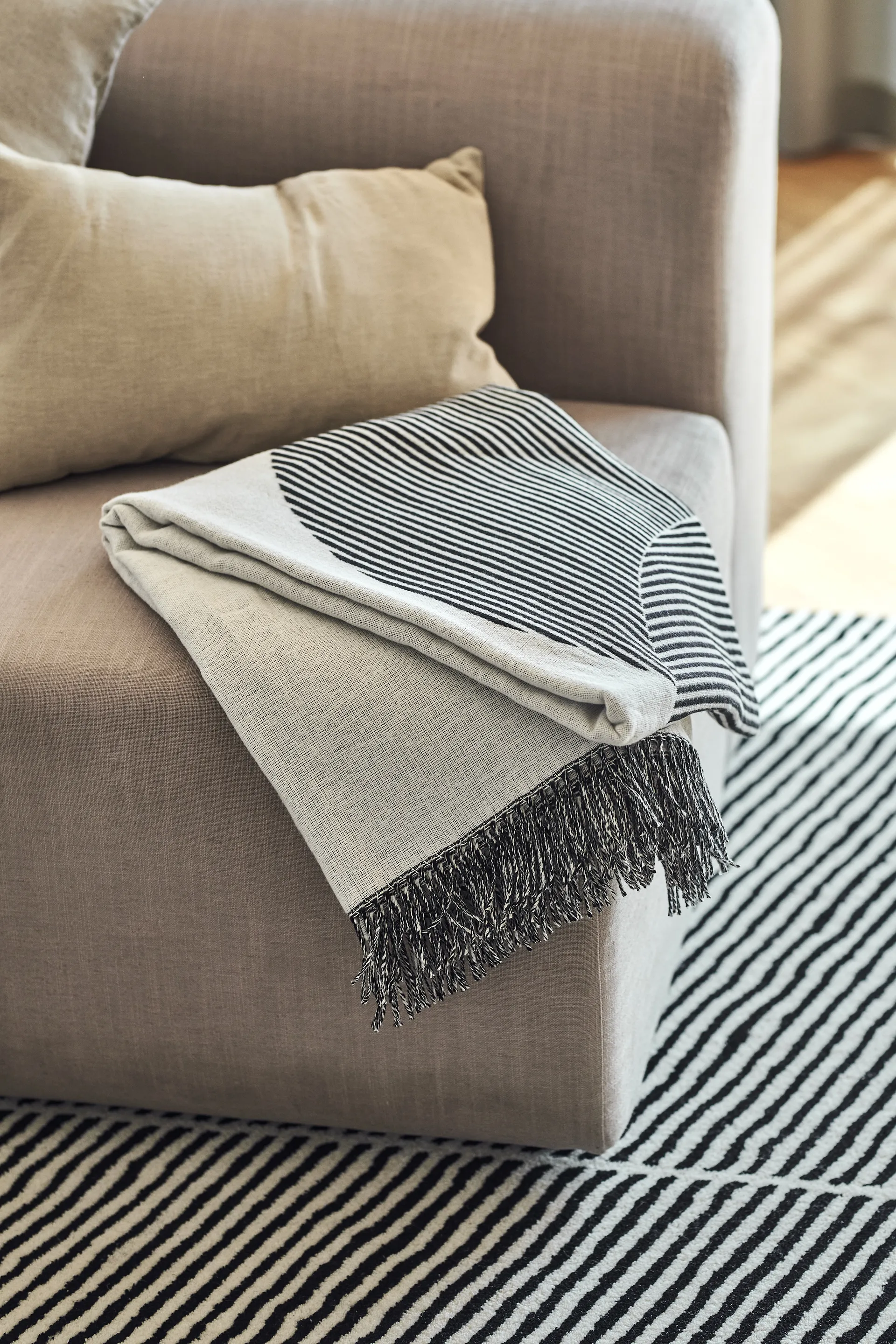 Obrus bawełniany Circles 130x185 cm, Czarny NJRD