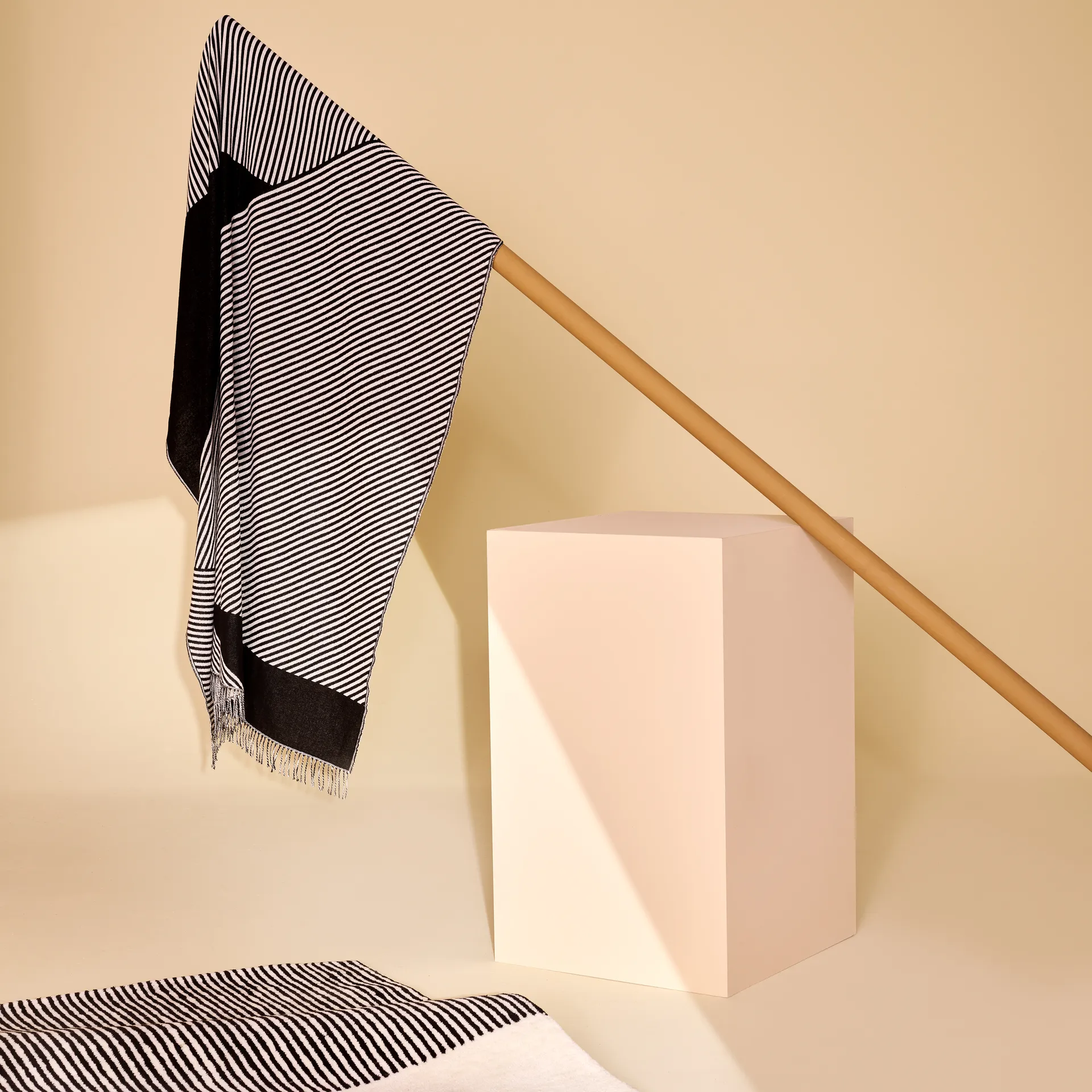 Pled bawełniany Stripes, Czarny NJRD