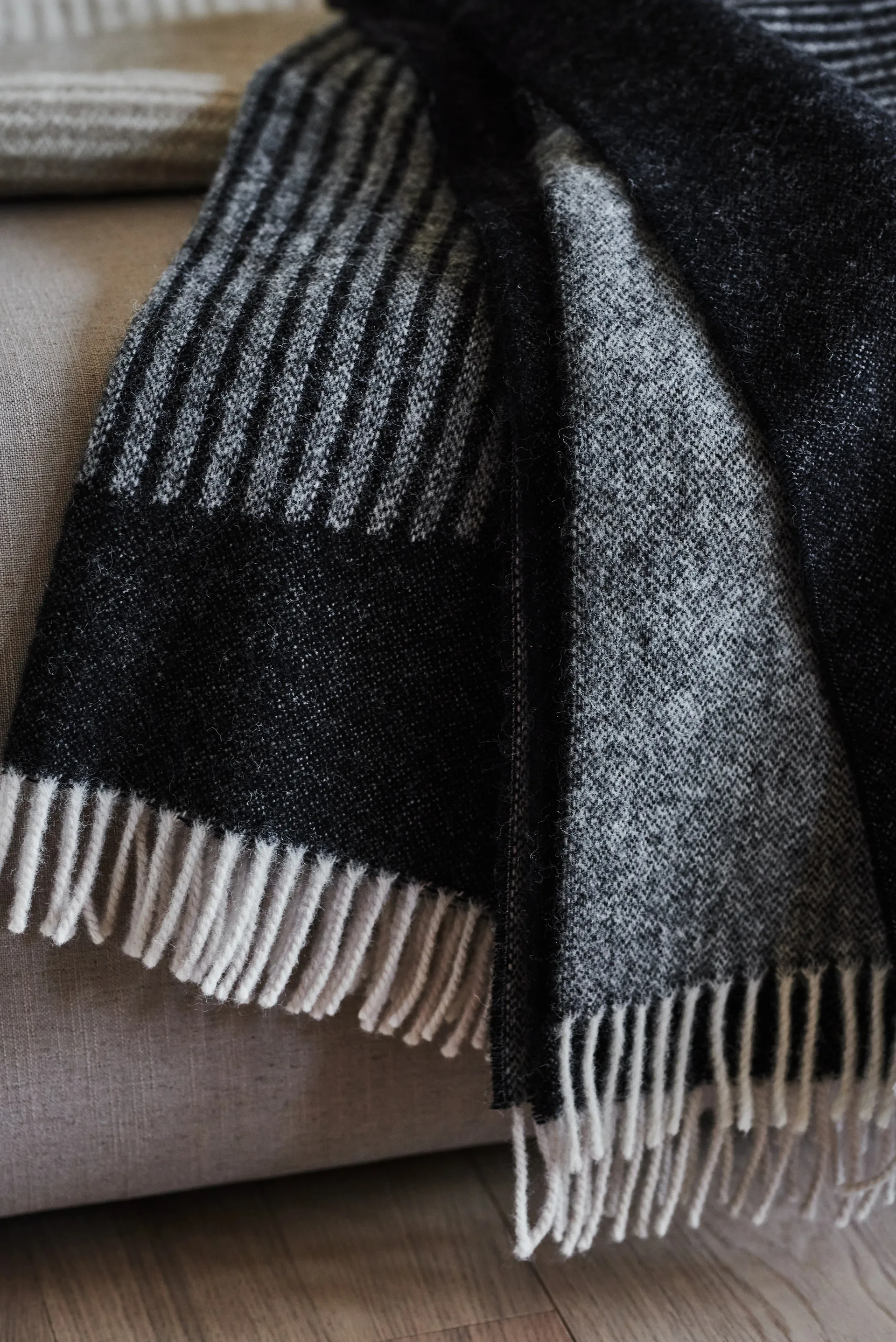 Pled wełniany Circles 130x185 cm, Czarny NJRD