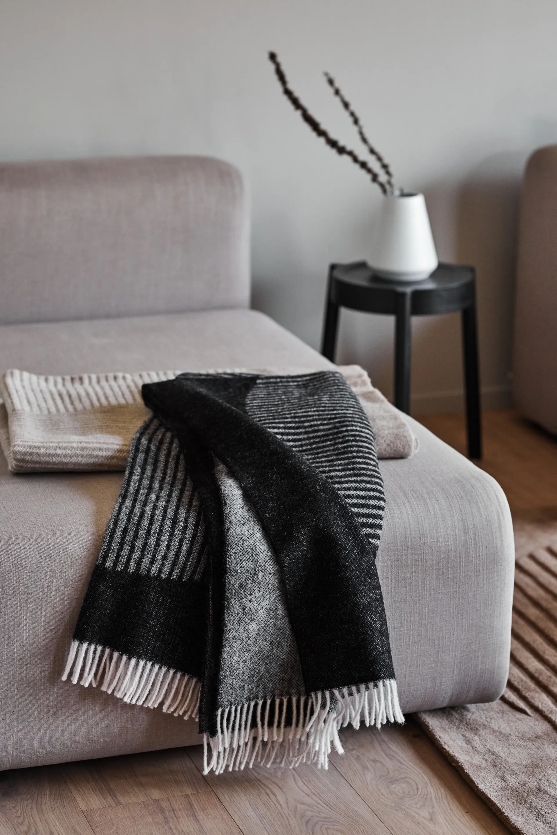 Pled wełniany Circles 130x185 cm, Czarny NJRD