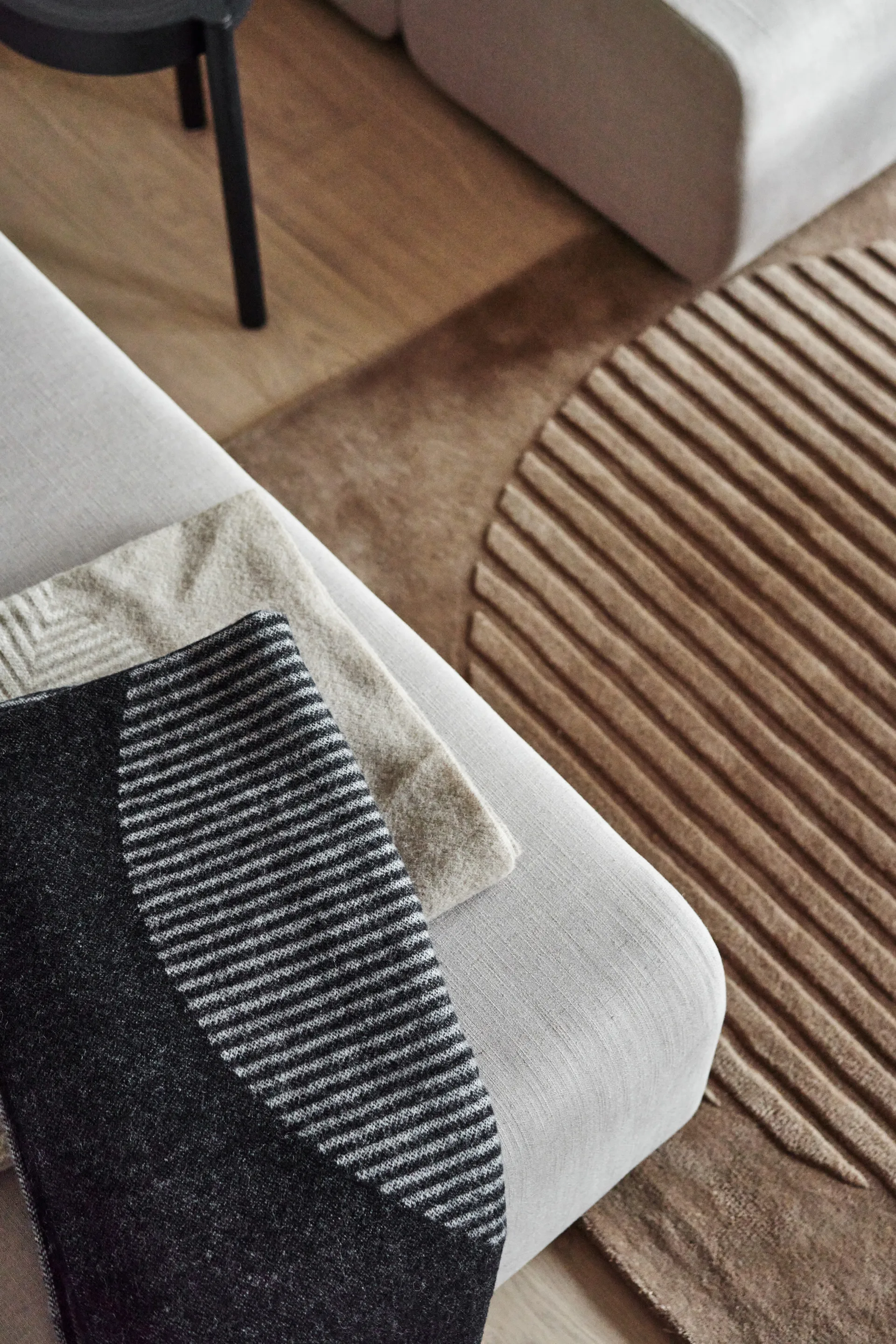 Pled wełniany Circles 130x185 cm, Czarny NJRD