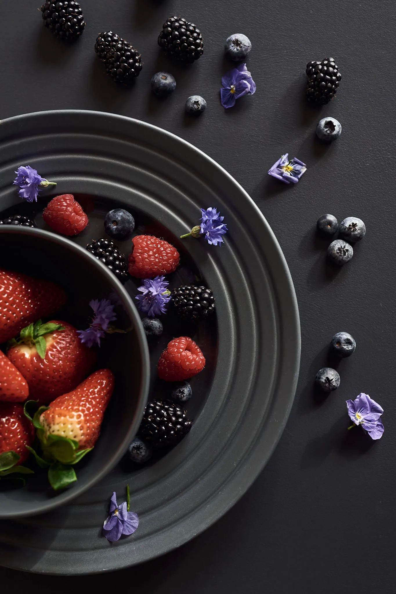 Talerz Lines Ø27 cm, Ciemnoszary NJRD