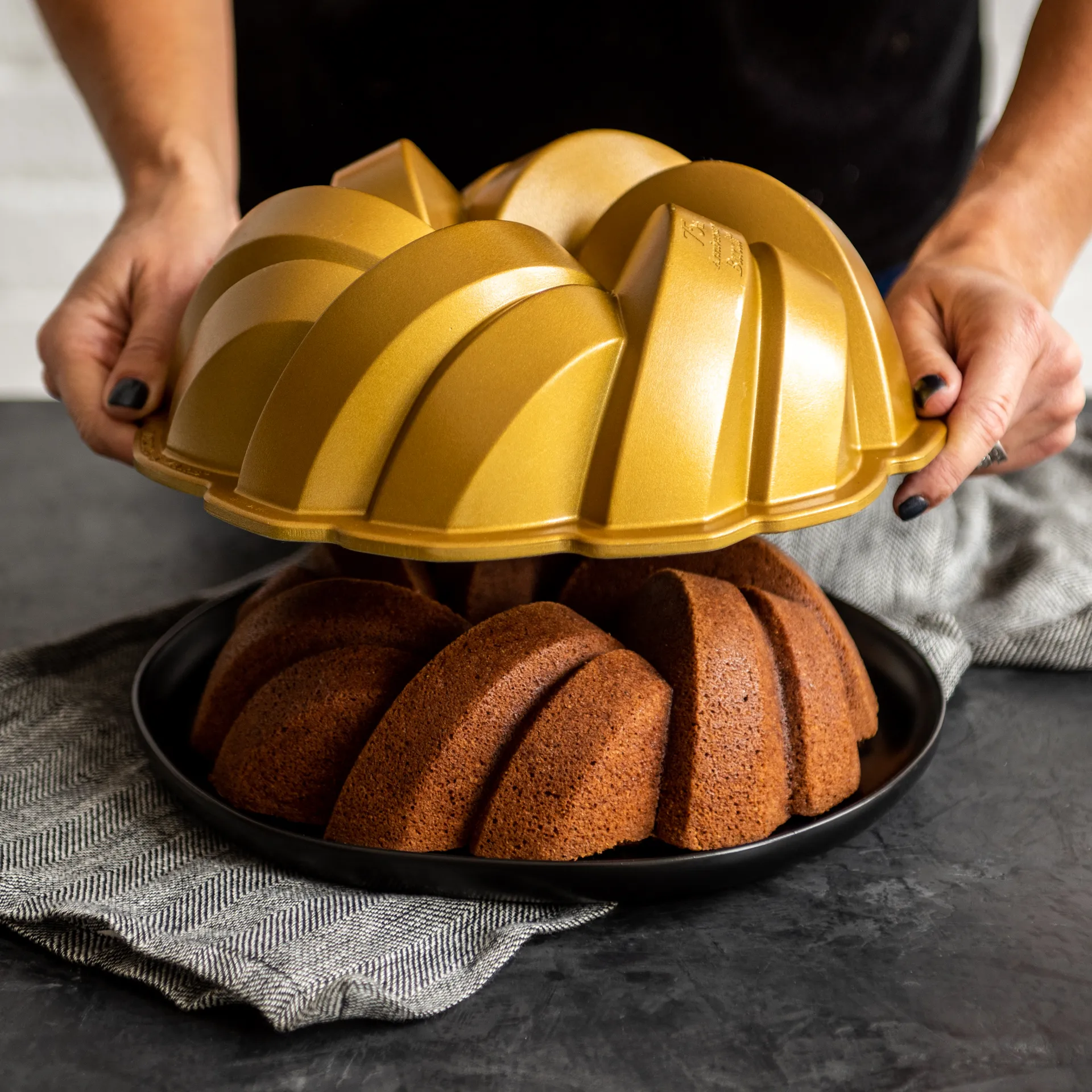 Forma do pieczenia Nordic Ware 75th anniversary braided bundt, 2,4 L Nordic Ware