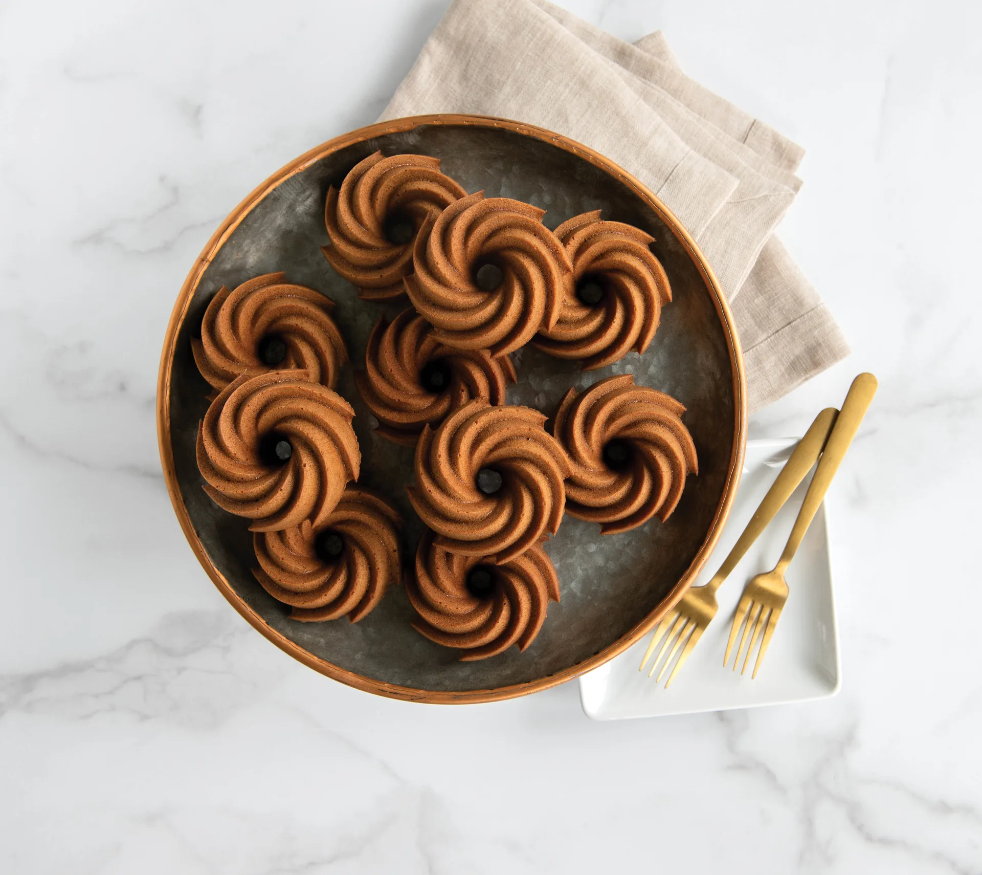 Forma do pieczenia Nordic Ware heritage bundtlette złota, 0,9 litra Nordic Ware