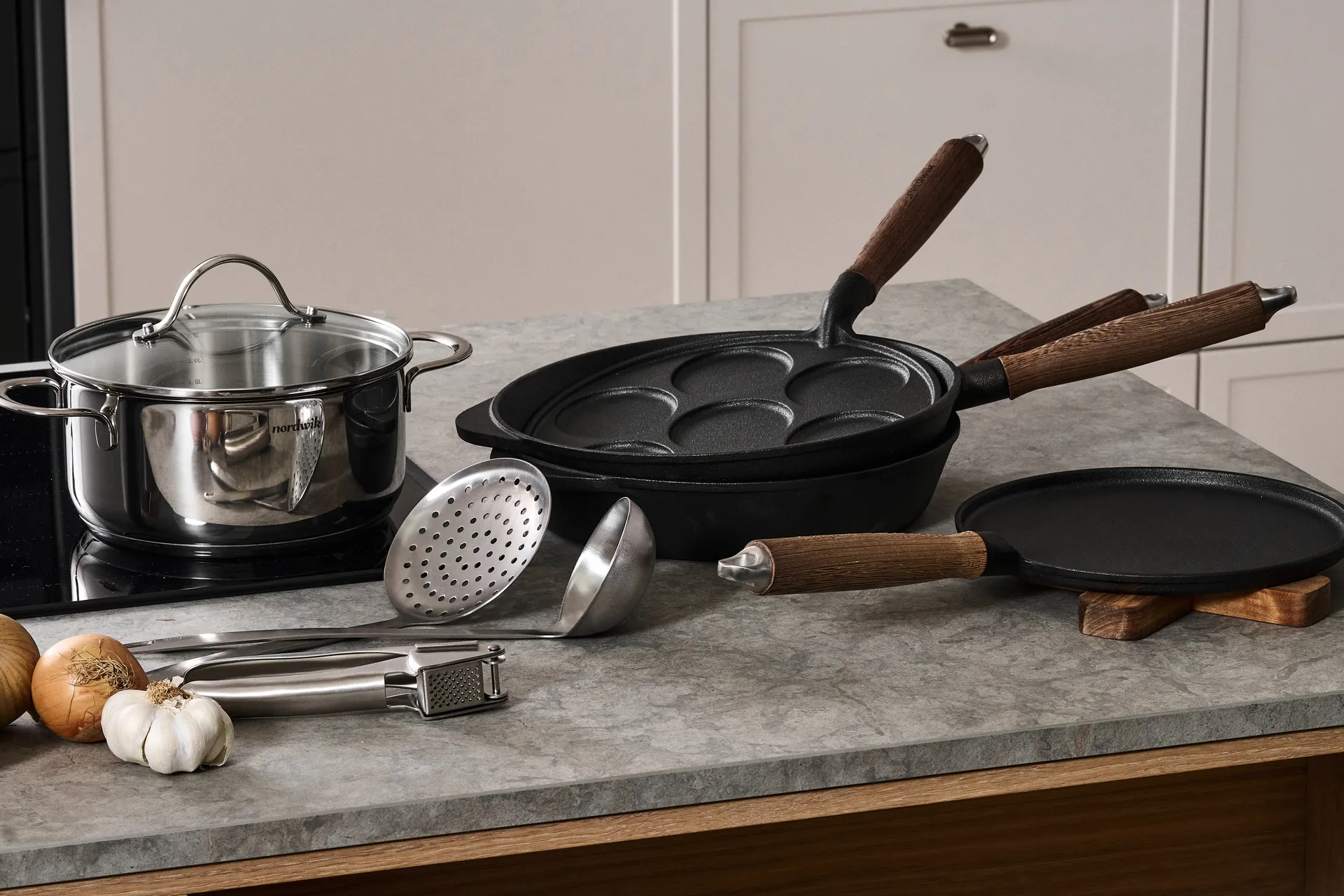 Nordwik patelnia żeliwna z drewnianą rączką, 28 cm Nordwik