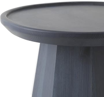 Duży stolik Pine Ø65 cm H:44,5 cm - Ciemnoniebieski - Normann Copenhagen