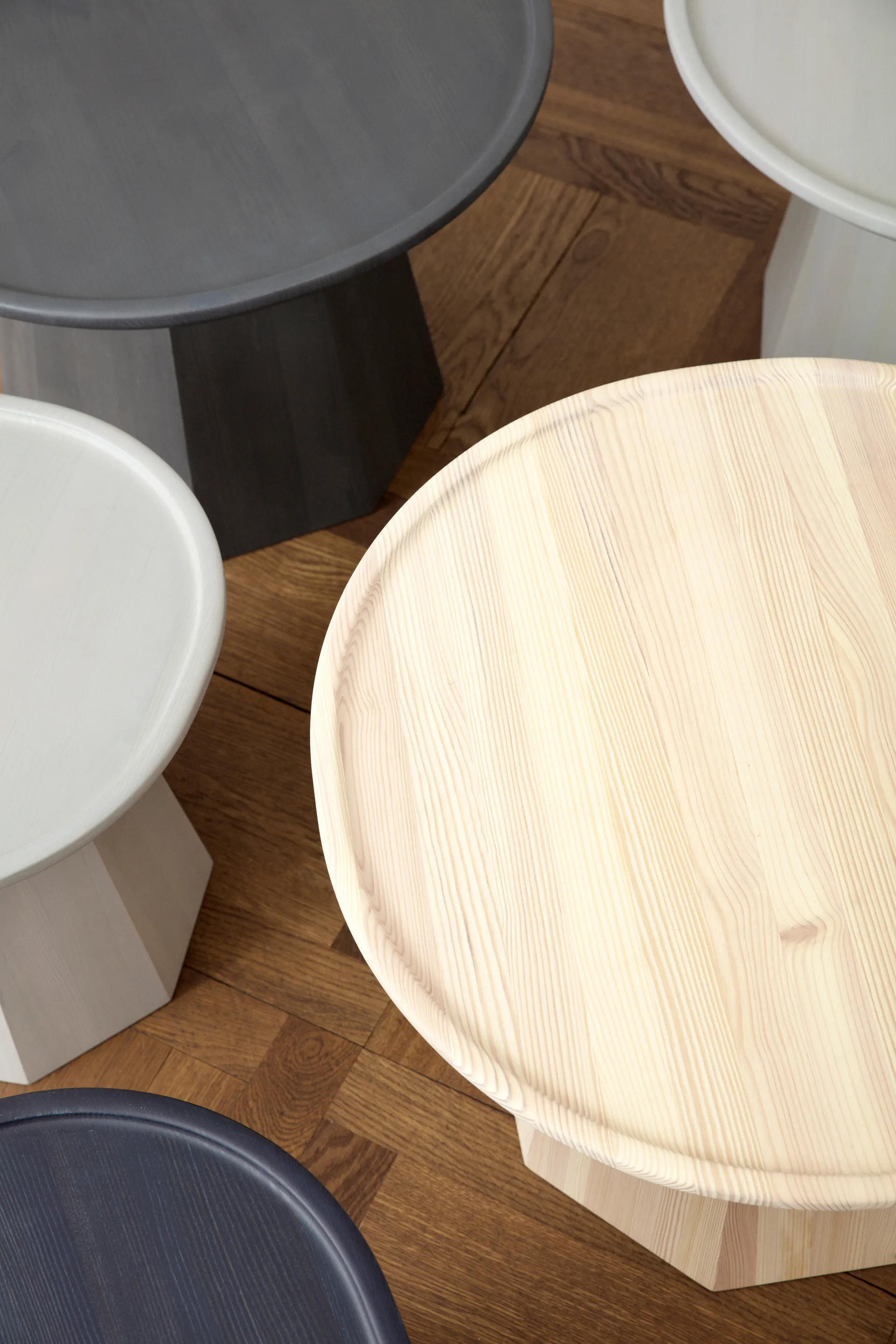 Duży stolik Pine Ø65 cm H:44,5 cm, Świerk Normann Copenhagen