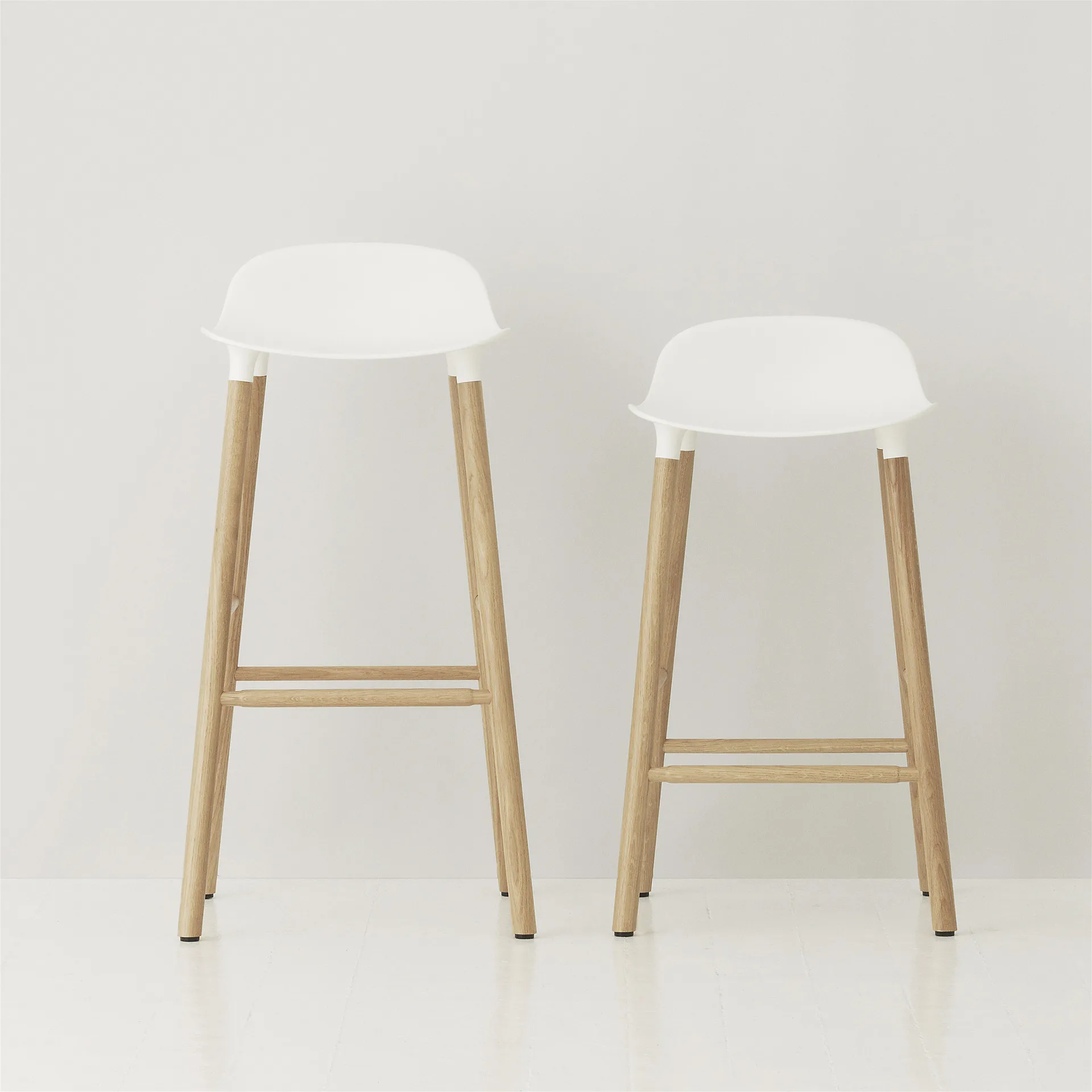Form Chair krzesło barowe dębowy, biały Normann Copenhagen